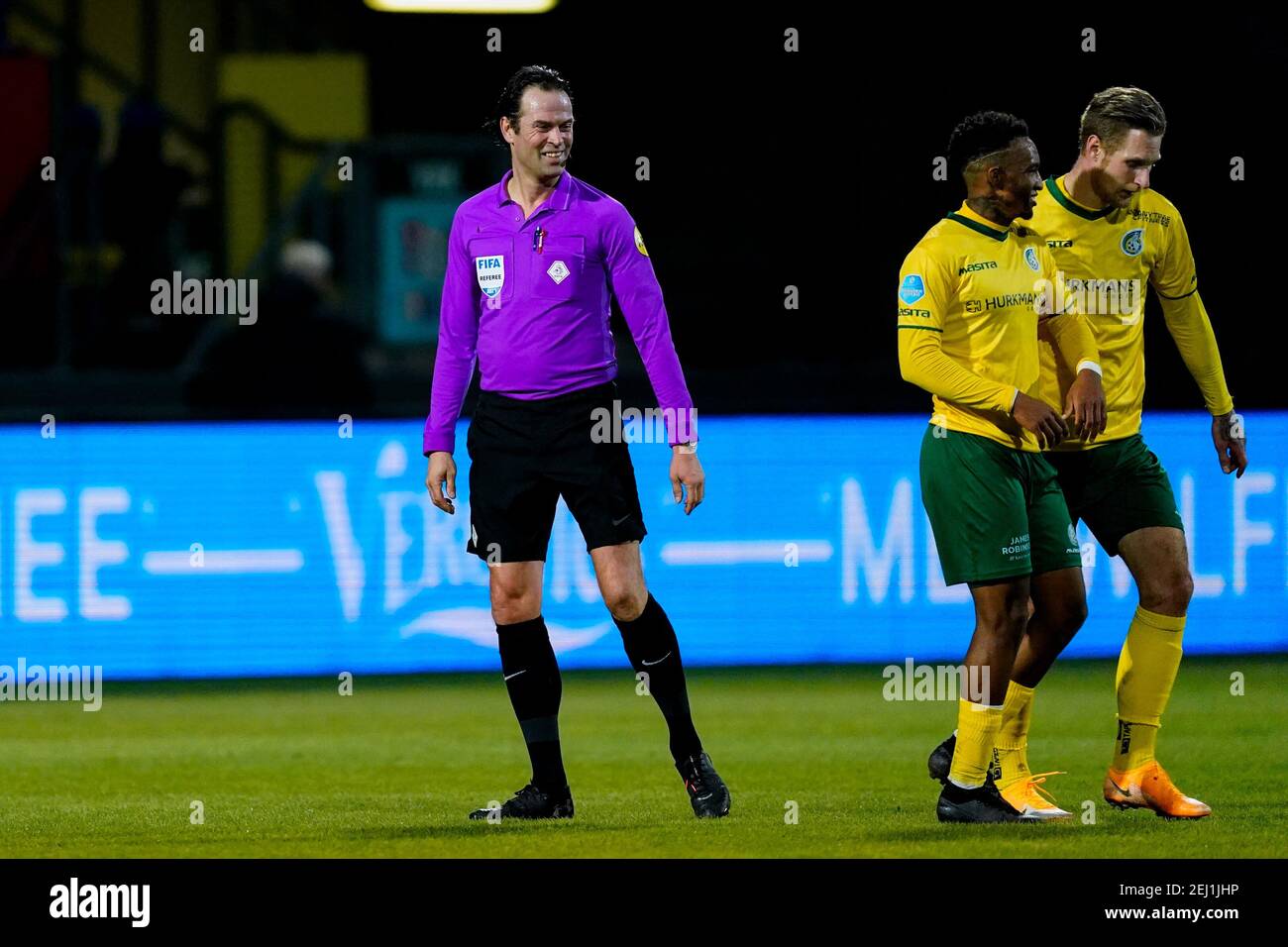 SITTARD, NIEDERLANDE - FEBRUAR 20: Schiedsrichter Bas Nijhuis während des Eredivisie-Spiels zwischen Fortuna Sittard und ADO Den Haag im Sparta Stadium am Febr. Stockfoto