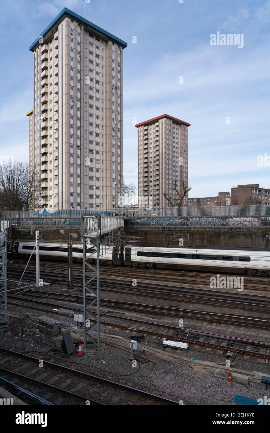 Soziale Wohntürme am Harrington Square, Camden, in Richtung Euston und Euston Bahnhof Stockfoto