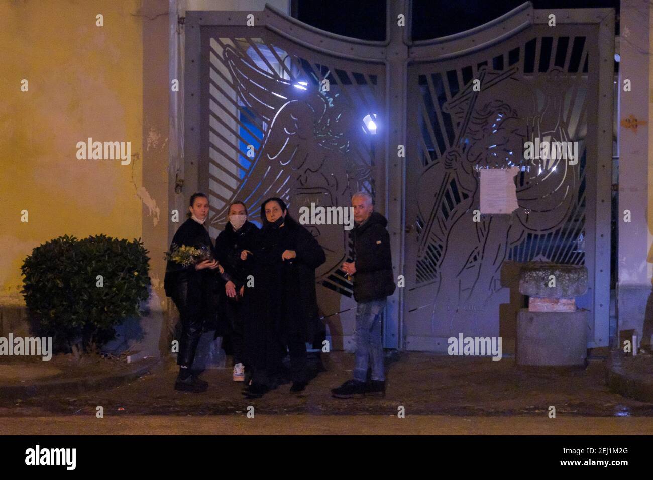 Die Verwandten von Chef Raffaele Cutolo, seiner Tochter Denyse Cutolo (links) und seiner Frau Immacolata Iacone (Mitte) vor dem Eingang zum Friedhof in Ottaviano, der Stadt des Chefs der Nuova Camorra organizzata, Er starb im Hochsicherheitsgefängnis von Parma, wo er unter dem bis-Regime von 41 starb Stockfoto