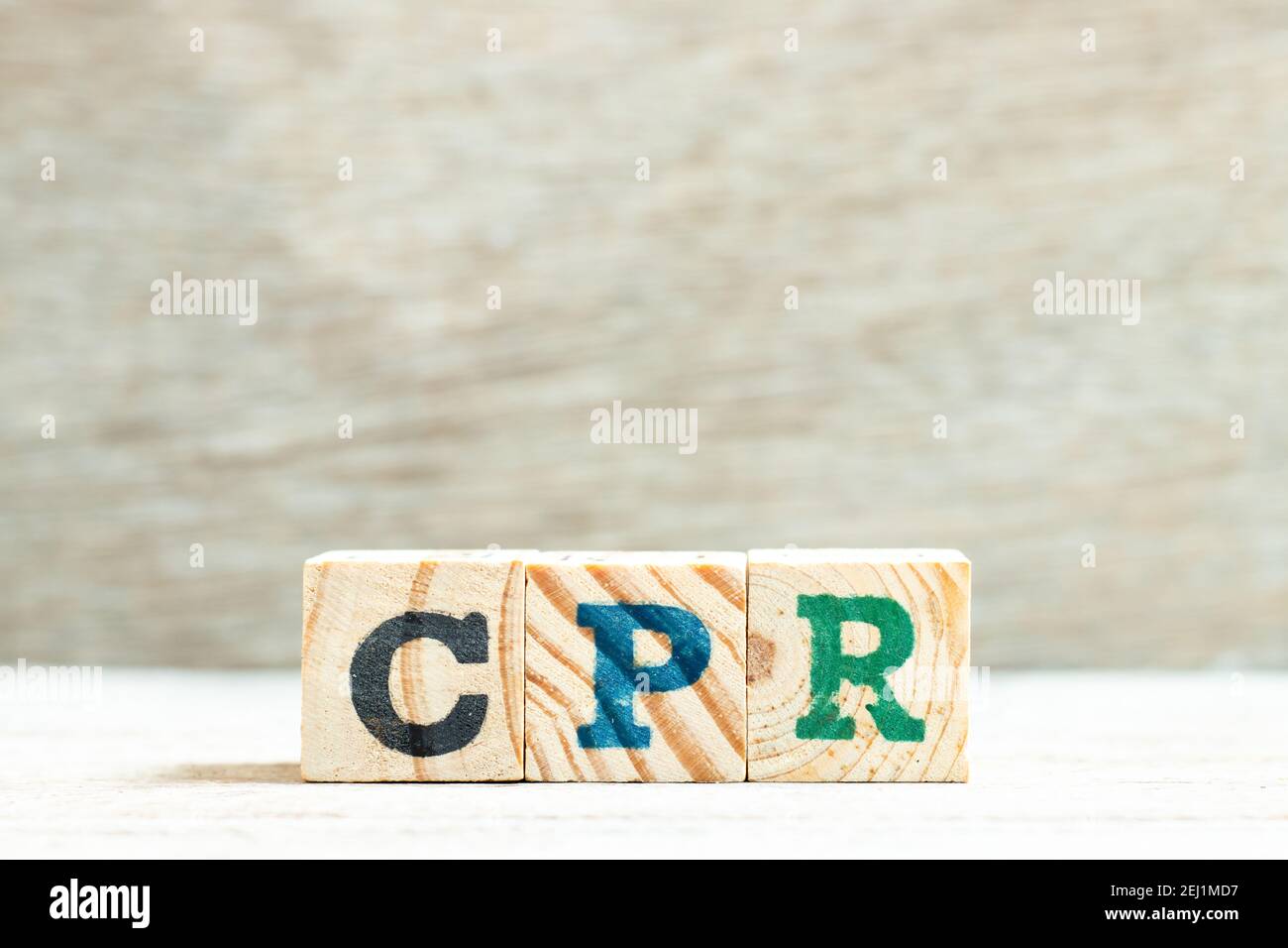 Buchstabenblock im Wort CPR (Abkürzung für Cardiopulmonary Reanimation) Auf Holzhintergrund Stockfoto