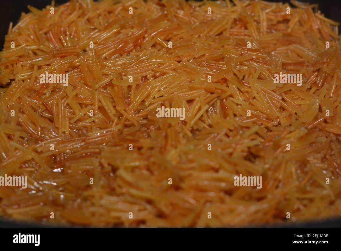 Gebräunt in Butter süß ägyptischen vermicelli mit Wasser und Zucker in einem Kochtopf gekocht,. Traditionelle ägyptische Dessert in späten Mittag-und frühen Abendessen Stockfoto