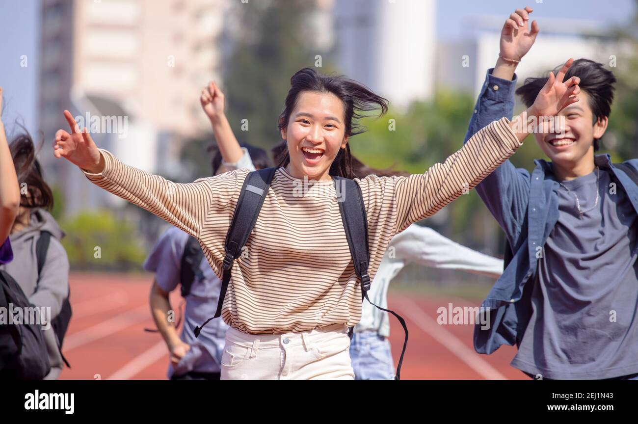 Glückliche Teenager Schüler laufen in der Schule Stockfoto