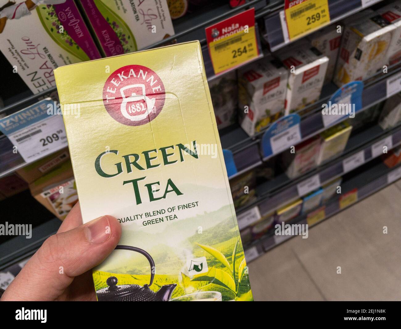 BELGRAD, SERBIEN - 17. FEBRUAR 2021: Teekanne-Logo auf einer ihrer Schachteln mit Teebeuteln von grünem Tee zum Verkauf in Belgrad. Teekanne ist eine deutsche Produzentin Stockfoto