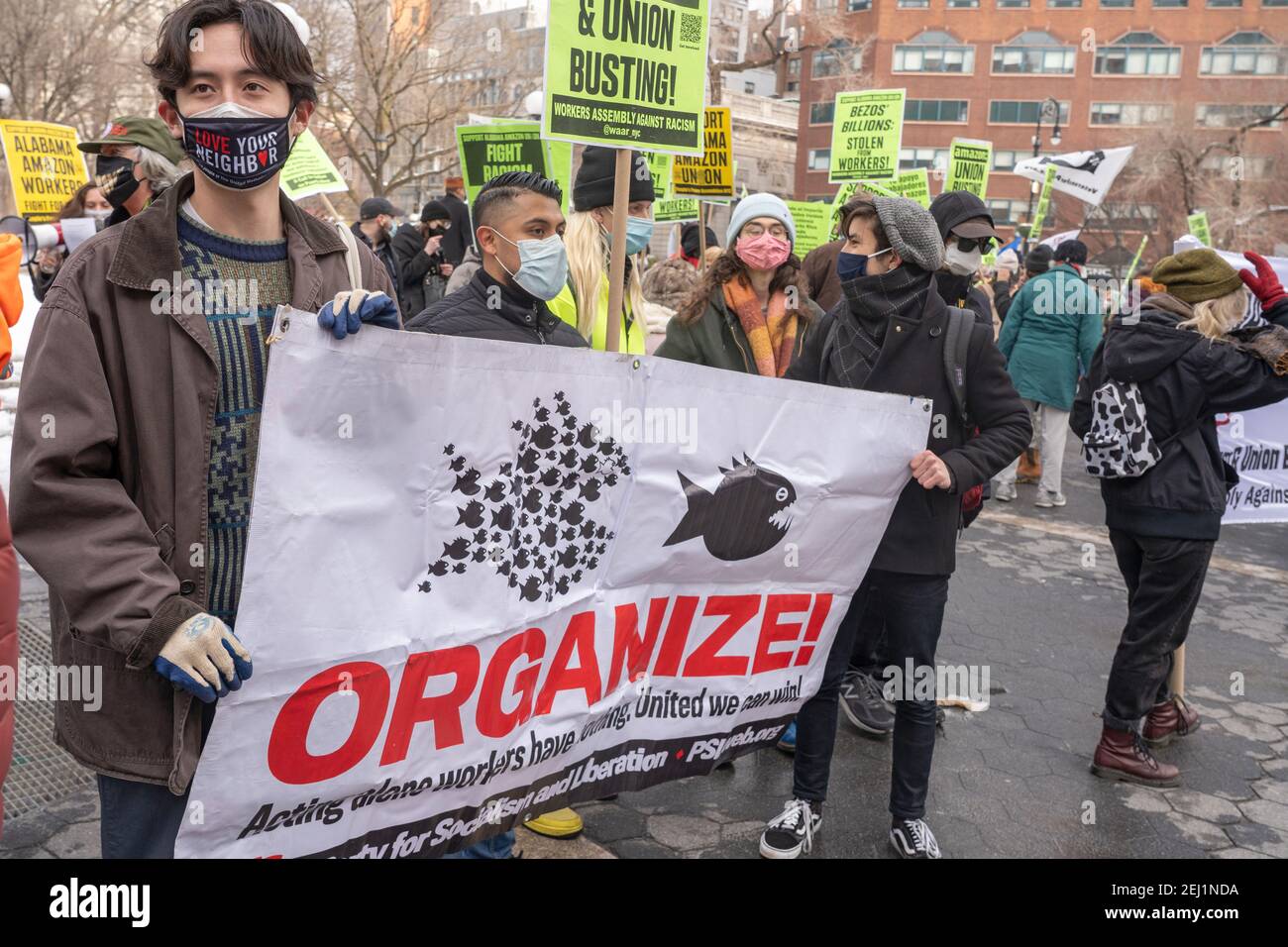New York, USA. Februar 2021, 20th. Protestler halten Schilder Streikposten  gegenüber Amazon Union Square Whole Foods Market zur Unterstützung von  Alabama Amazon Union am 20. Februar 2021 in New York City. Die