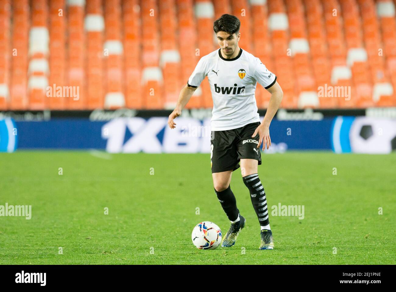 Carlos Soler von Valencia CF beim spanischen Fußballspiel La Liga zwischen Valencia und Celta im Mestalla Stadion in Aktion.(Endstand; Valencia 2:0 Celta) Stockfoto