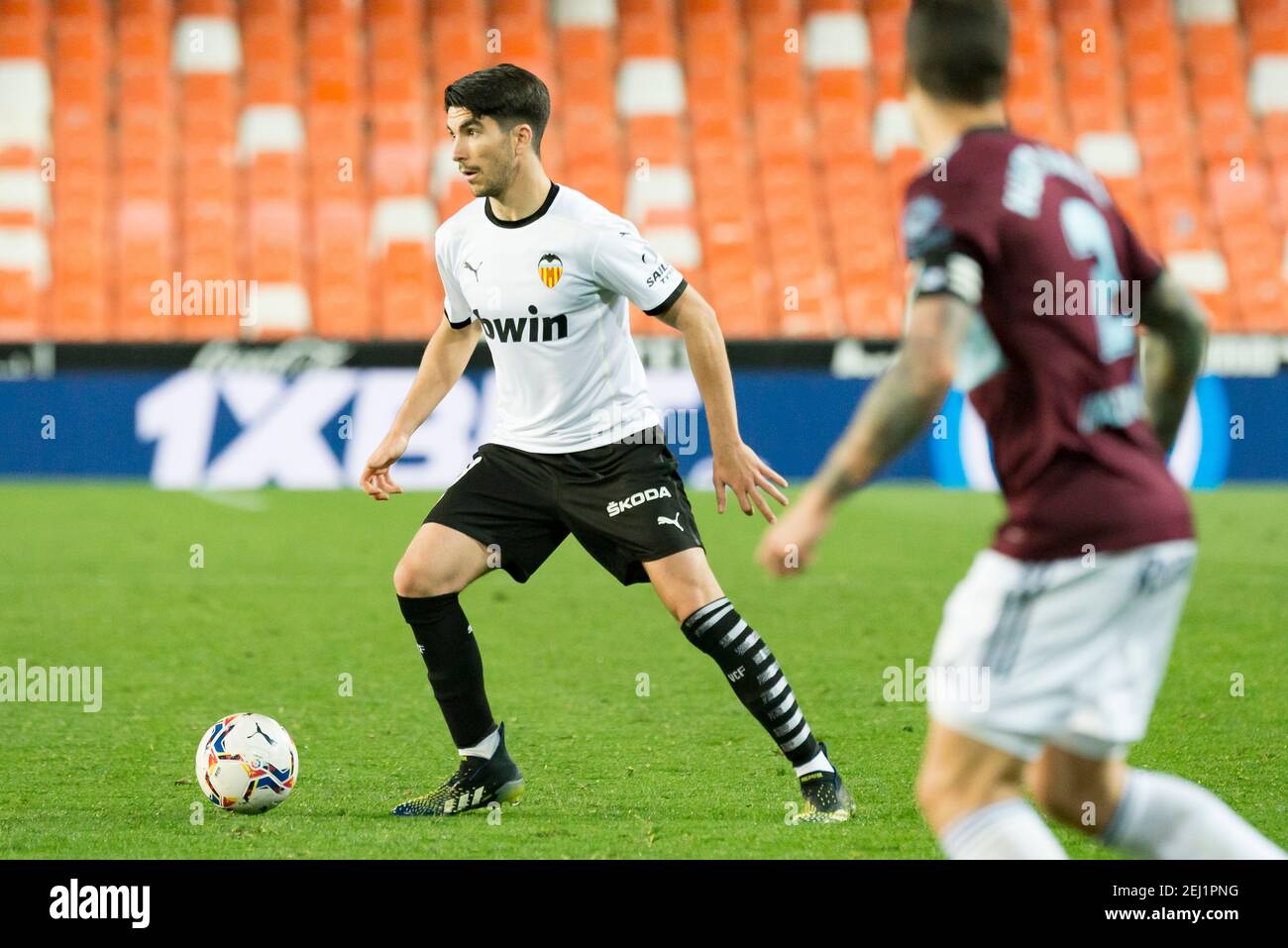 Carlos Soler von Valencia CF beim spanischen Fußballspiel La Liga zwischen Valencia und Celta im Mestalla Stadion in Aktion.(Endstand; Valencia 2:0 Celta) Stockfoto