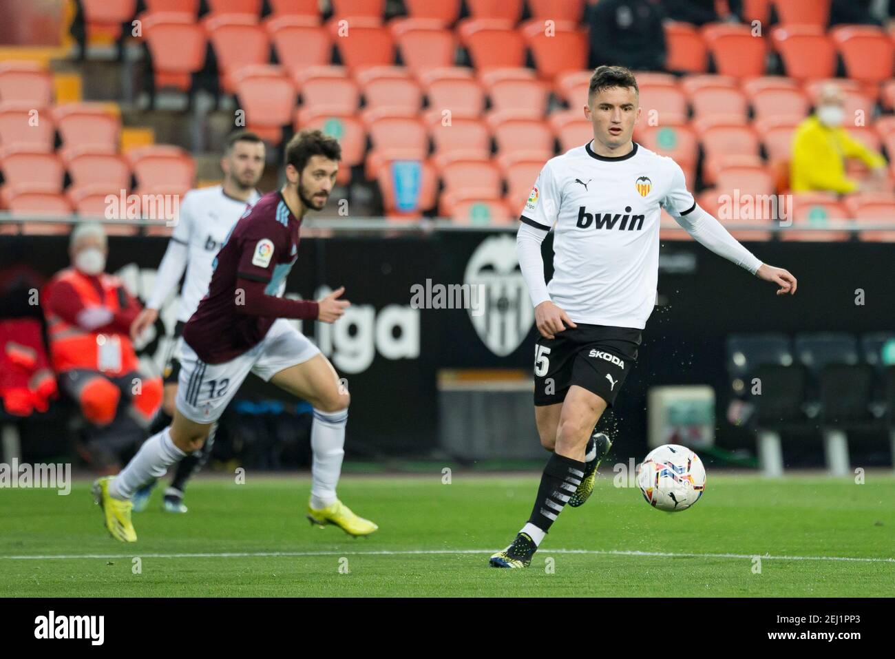 Hugo Guillamon von Valencia CF und Facundo Ferreyra von Celta de Vigo werden während des spanischen Fußballspiels La Liga zwischen Valencia und Celta im Mestalla Stadion in Aktion gesehen.(Endstand; Valencia 2:0 Celta) Stockfoto