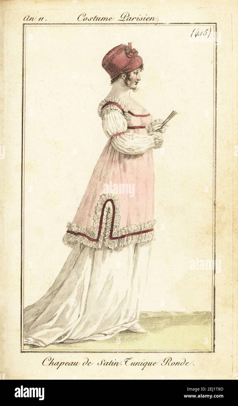 Frau mit Fächer in Satinhut, kurze Tunika mit Band und Rüschen, Paris, 1802. Chapeau de Satin. Unique Ronde. Handkolorierter Kupferstich von Pierre de la Mesangere's Journal des Dames et des Modes, Magazine of Women and Fashion, Paris, an 11, 1802. Illustrationen von Carle Vernet, Jean-Francois Bosio, Dominique Bosio und Philibert Louis Debucourt, gestochen von Pierre-Charles Baquoy. Stockfoto