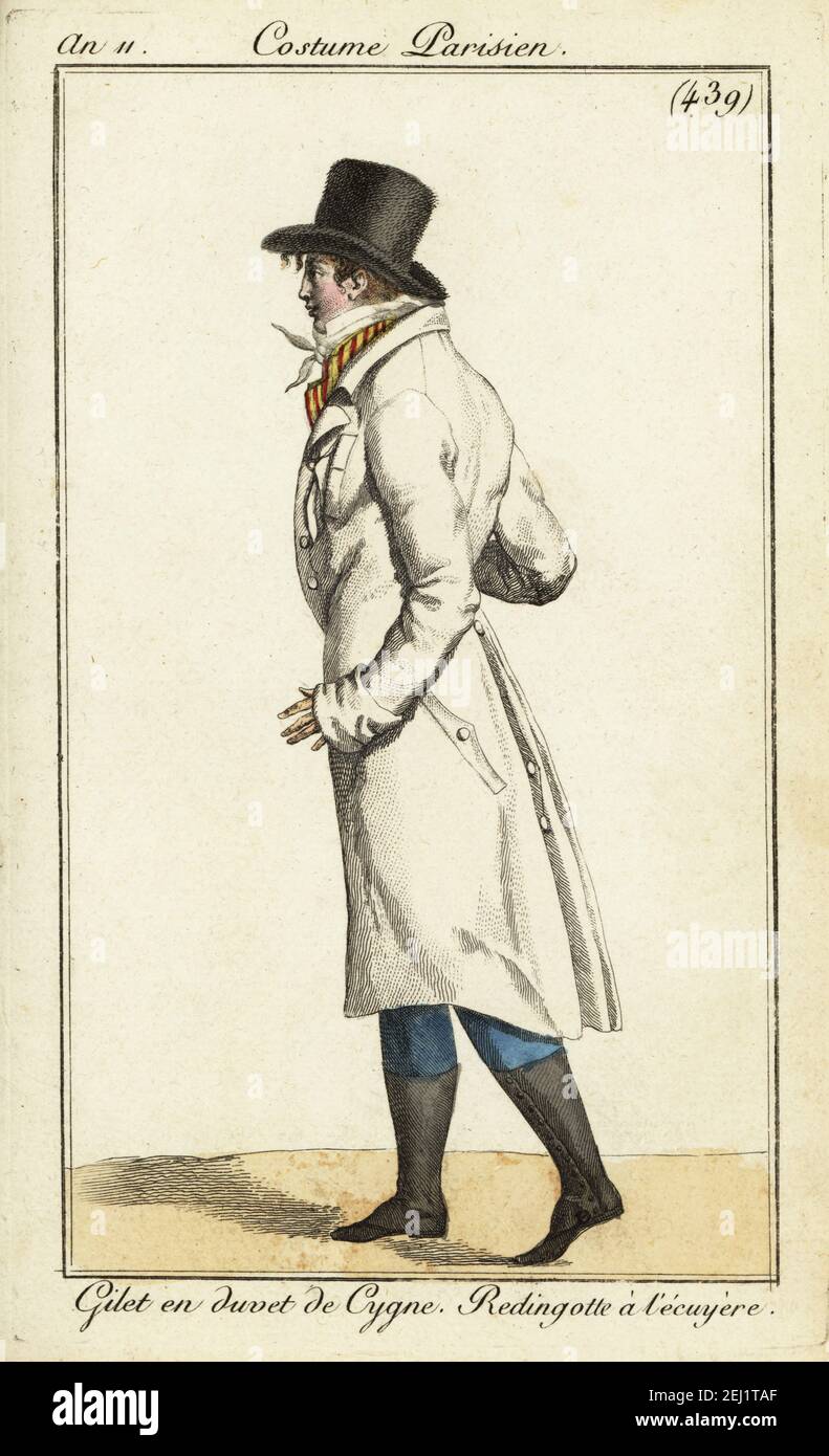 Junger Dandy im Reitmantel, gestreifte Weste in Schwan Down, Zylinderhut und Stiefel. Gilet en Duvet de Cygne. Redingote à l’écuyère. Handkolorierter Kupferstich aus Pierre de la Mesangeres Journal des Dames et des Modes, Magazine of Women and Fashion, Paris, an 11, 1803 Illustrationen von Carle Vernet, Jean-Francois Bosio, Dominique Bosio und Philibert Louis Debucourt, gestochen von Pierre-Charles Baquoy. Stockfoto