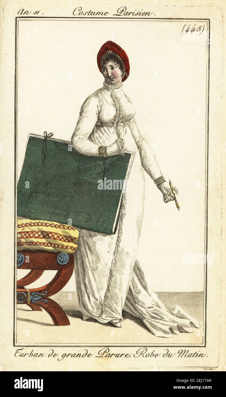 Modische Frau mit Kunst-Portfolio und Stift. Sie trägt einen sehr formalen Turban mit Morgenkleid eines langen weißen Kleides. Turban de grande Parure. Robe du Matin. Handkolorierter Kupferstich aus Pierre de la Mesangeres Journal des Dames et des Modes, Magazine of Women and Fashion, Paris, an 11, Januar 1803. Illustrationen von Carle Vernet, Jean-Francois Bosio, Dominique Bosio und Philibert Louis Debucourt, gestochen von Pierre-Charles Baquoy. Stockfoto