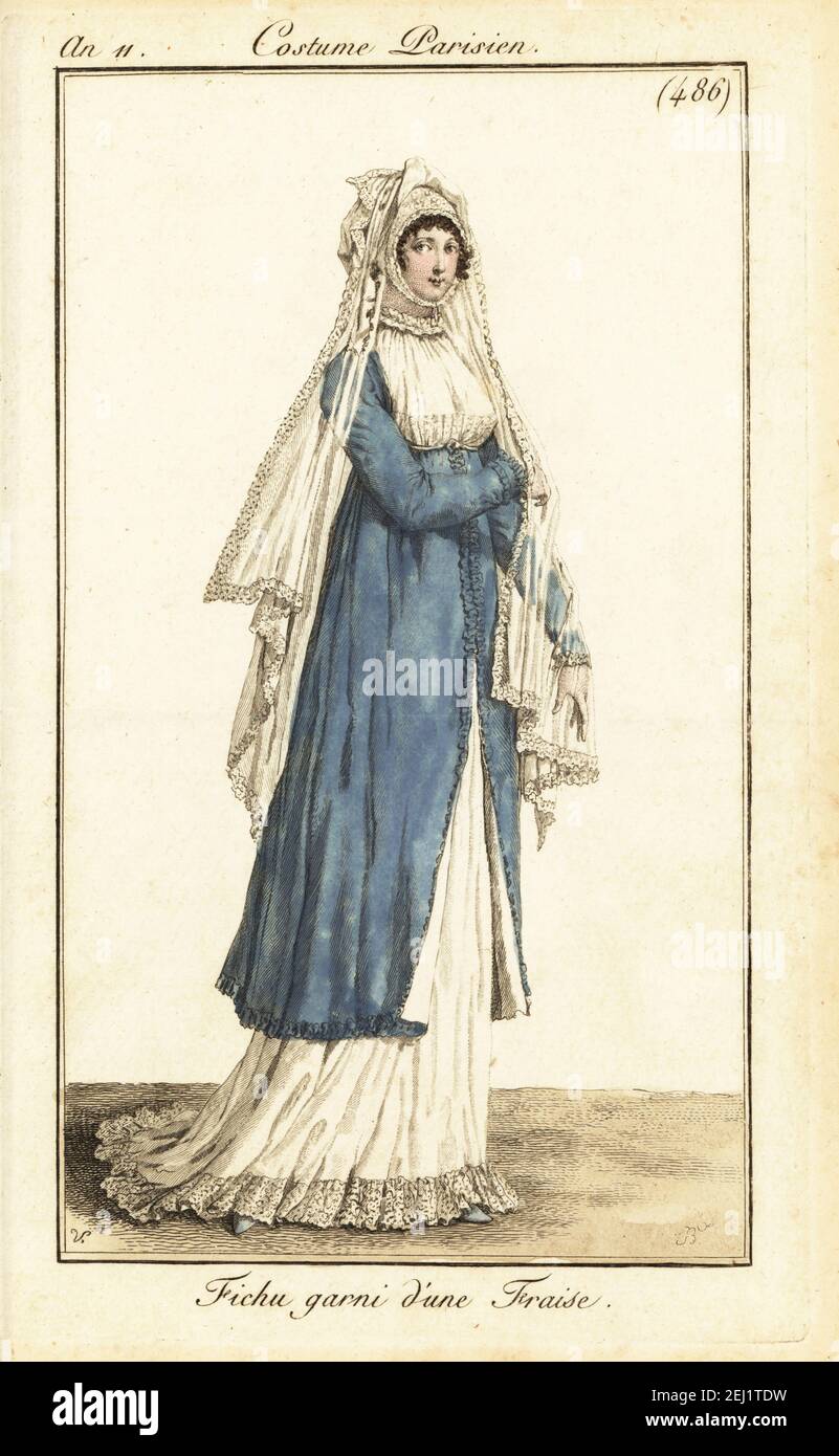 Frau in Mütze mit Schleier, mit rundem Rüschenkragen verzierte Taschentuch, offene blaue Tunika über langem weißen Kleid. Fichu garnie d’une Fraise. Handkolorierter Kupferstich von Pierre-Charles Baquoy nach Carle Vernet aus Pierre de la Mesangeres Journal des Dames et des Modes, Magazine of Women and Fashion, Paris, an 11, Juli 1803. Stockfoto