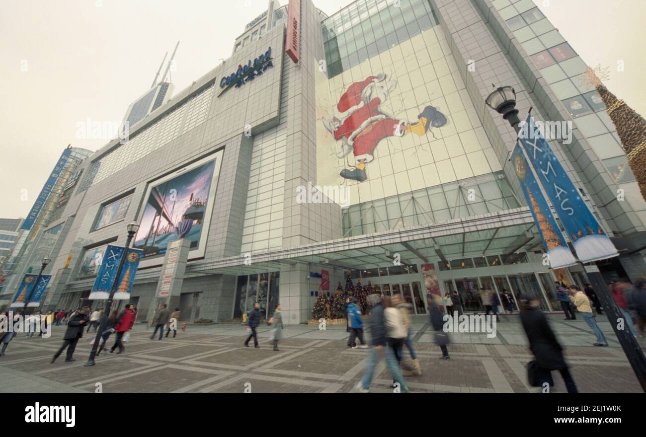 Raffles City Shanghai befindet sich im Herzen der Stadt in der Nähe des Kernbereichs des Volksplatzes, neben der Nanjing Road und dem Bund Stockfoto