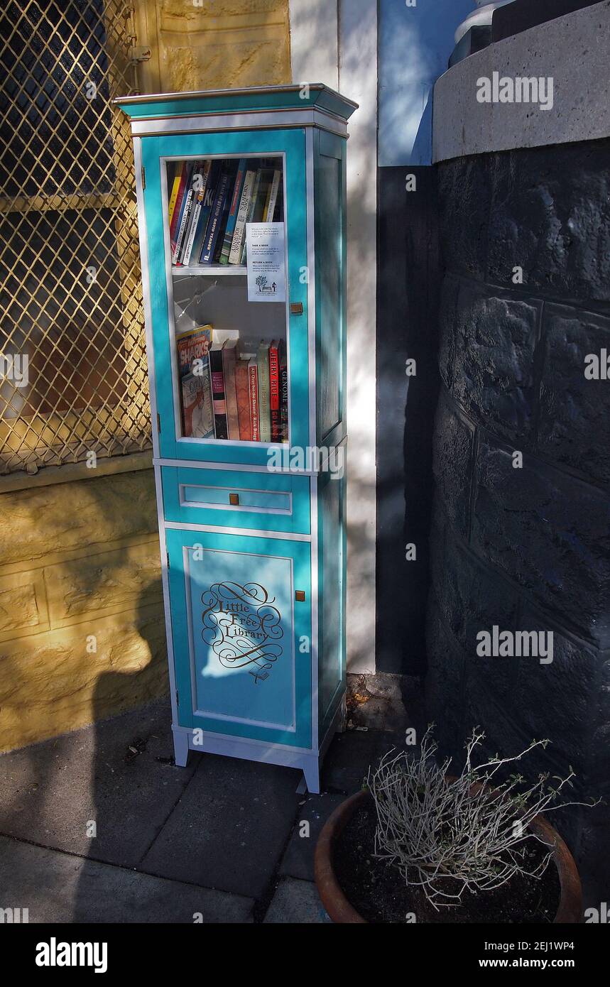 Kleiner Schrank der Freien Bibliothek auf einem Bürgersteig in San Francsico. Kalifornien Stockfoto