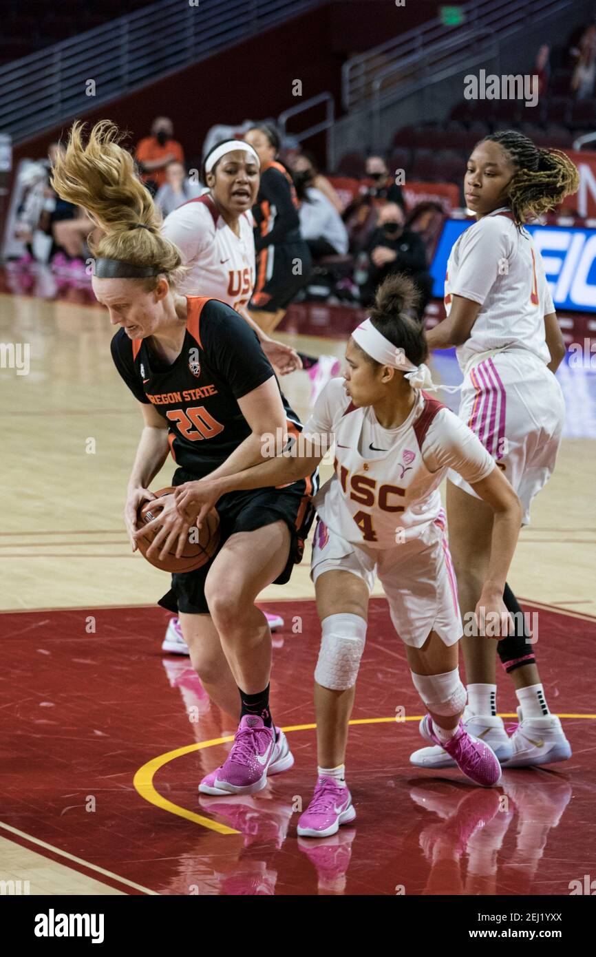 Ellie Mack (20) schlägt Südkalifornien Trojaner bewachen Endyia Rogers (4) während einer NCAA Frauen Basketball Gam Stockfoto
