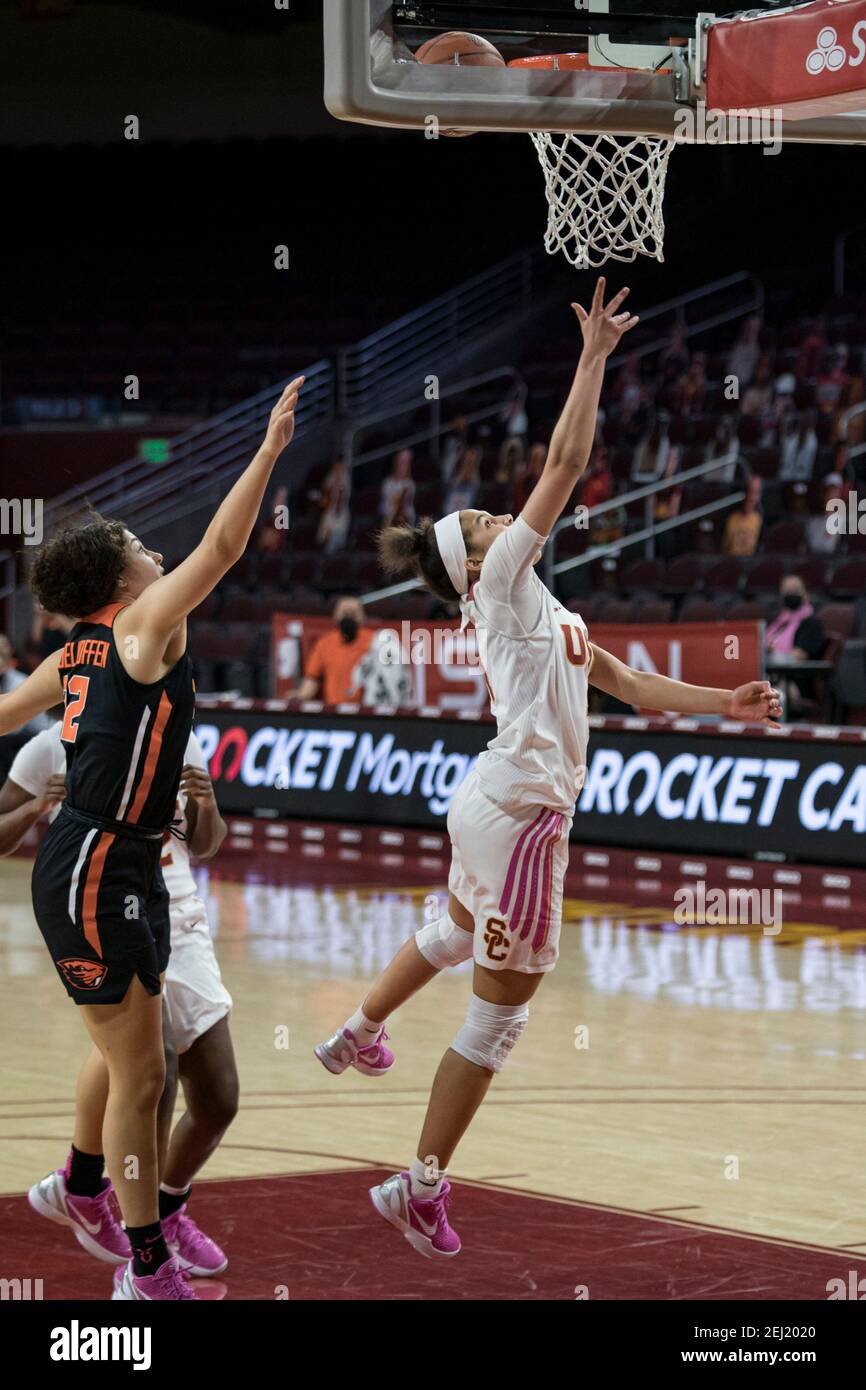 Südkalifornien Trojaner Wache Endyia Rogers (4) erzielt auf ein Einlayup gegen Oregon State Beavers Wache Talia von Oelhoffen (22) Während einer NCAA Frauen Stockfoto