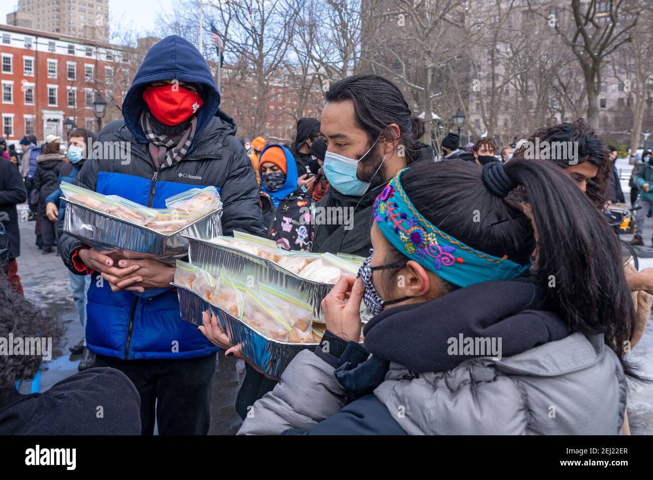 New York, Usa. Februar 2021, 20th. NEW YORK, NY - 20. FEBRUAR: Aktivist gibt veganes Essen zum Ende die Kundgebung der Gewalt gegen Asiaten im Washington Square Park am 20. Februar 2021 in New York City. Seit Beginn der Coronavirus-Pandemie hat die Gewalt gegenüber asiatischen Amerikanern deutlich höher zugenommen als in den Vorjahren. Das New York City Police Department (NYPD) berichtete 1.900 über einen Anstieg der anti-asiatischen Hassverbrechen um 2020%. Kredit: Ron Adar/Alamy Live Nachrichten Stockfoto