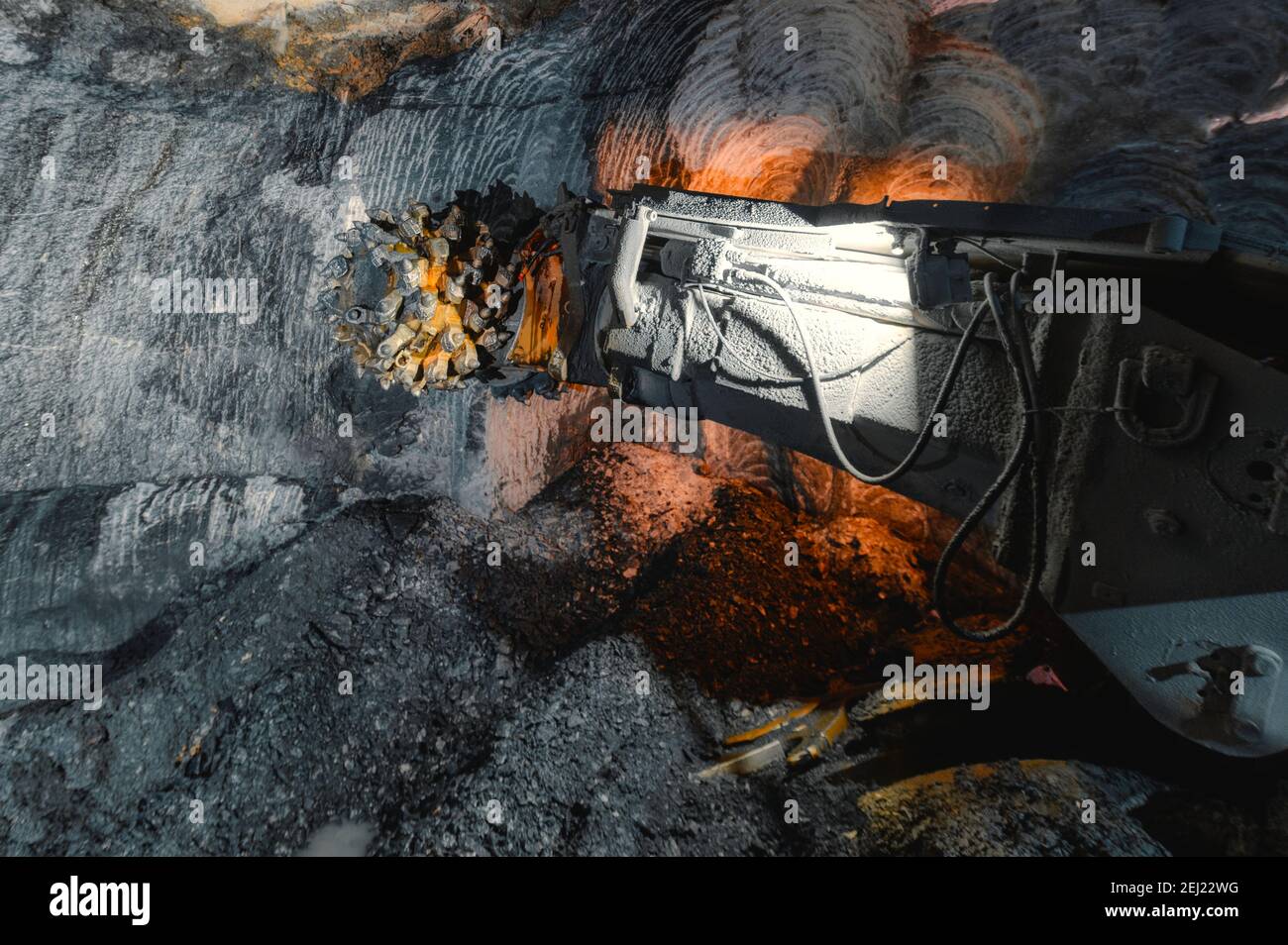 Bohrkopf einer Minenroadheader. Unterirdischer Abbau von Erzlagerstätten Stockfoto