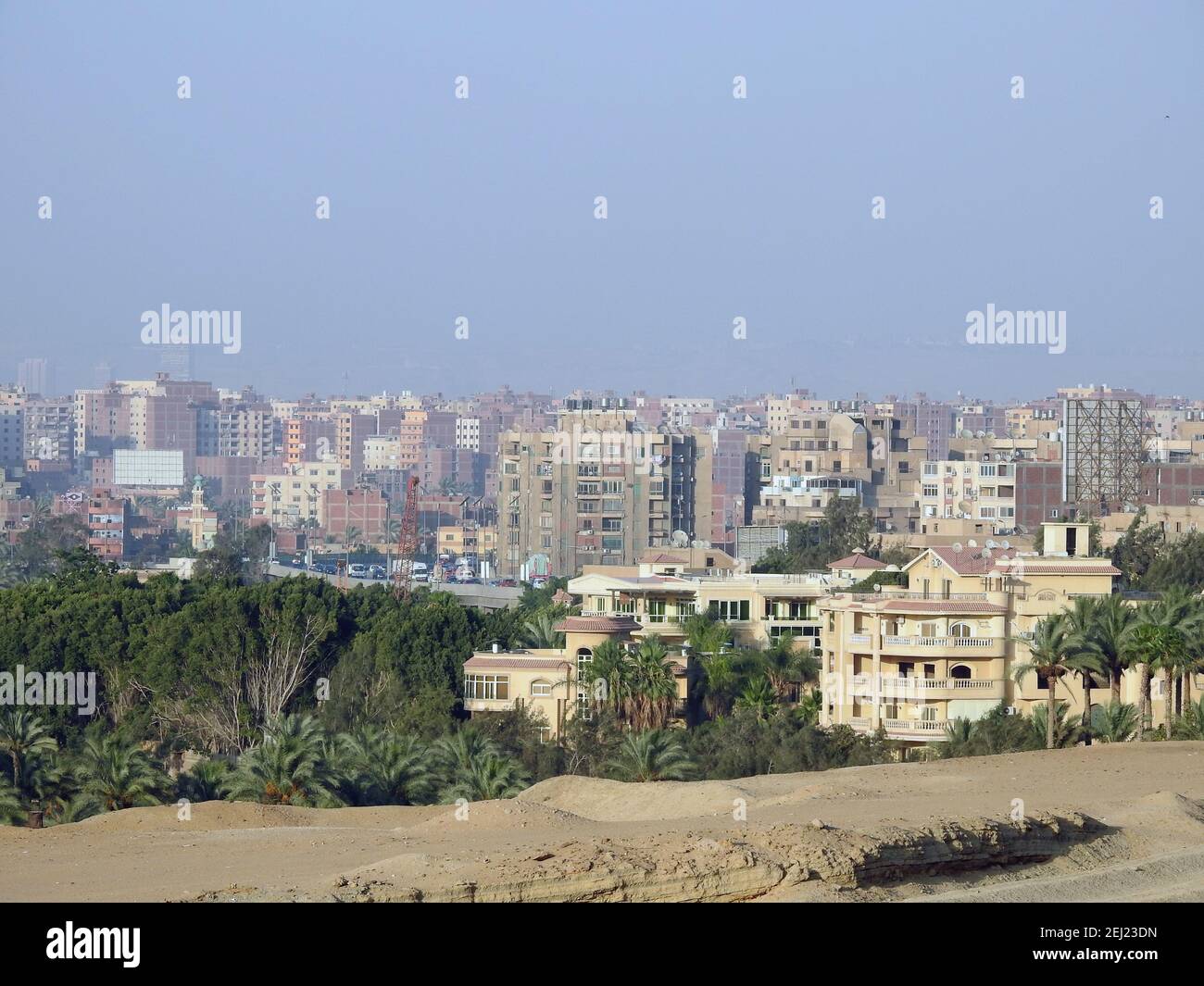 Luftaufnahme von Gizeh Ägypten mit Feldern auf dem Land Seitengebäude und moderne Gebäude und überfüllte Häuser Stockfoto