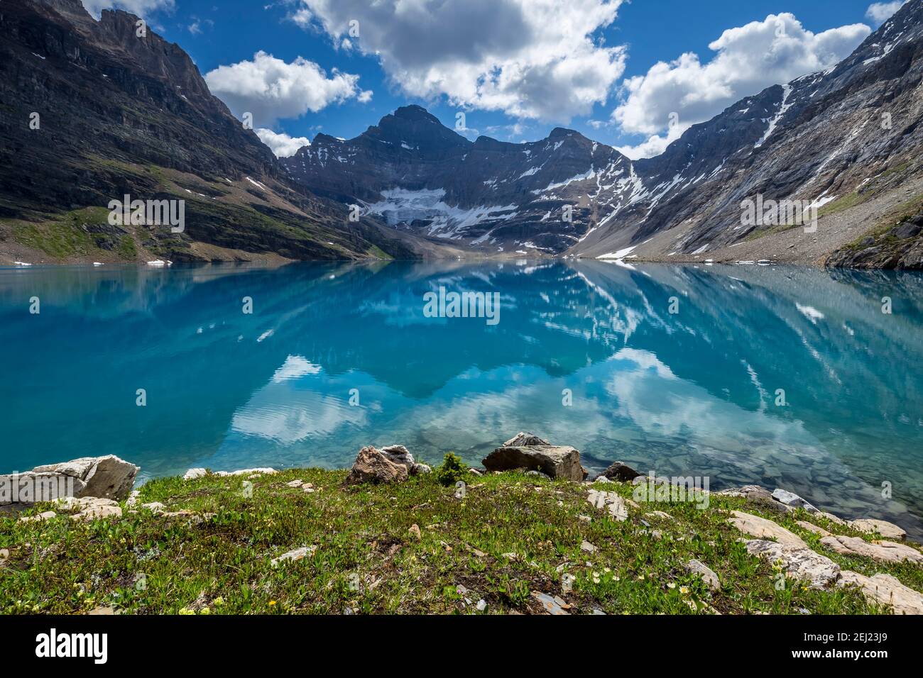 Kanadische Rockies Landschaft eines blauen Sees von Bergen unter einem blauen Himmel mit Wolken im Sommer umgeben, British Columbia, Kanada Stockfoto