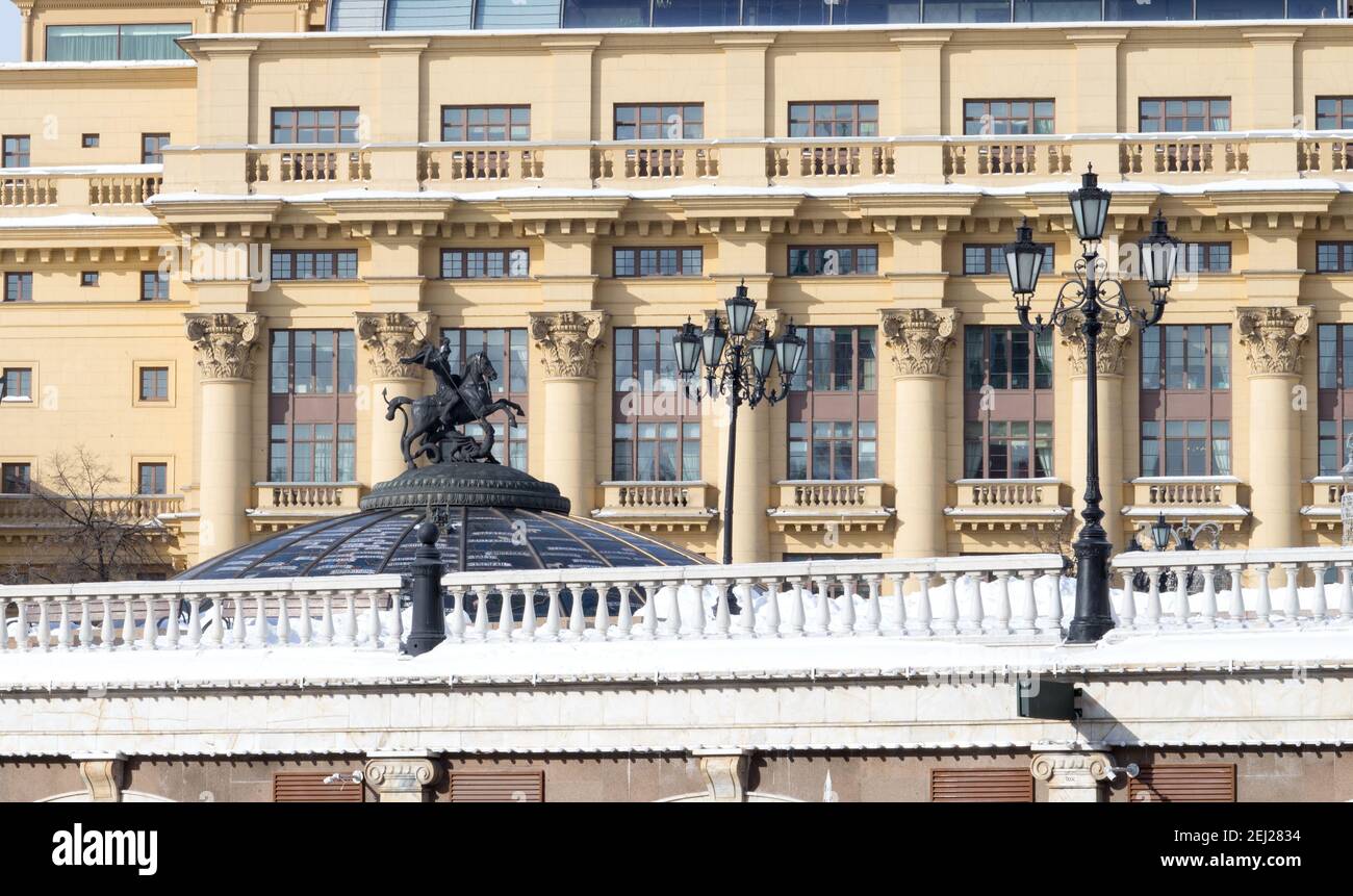 Manege Square. Glaskuppel gekrönt von einer Statue des heiligen Georg, heiligen Schutzpatron von Moskau. (Inschrift auf Russisch: Namen berühmter Städte der Welt). Stockfoto