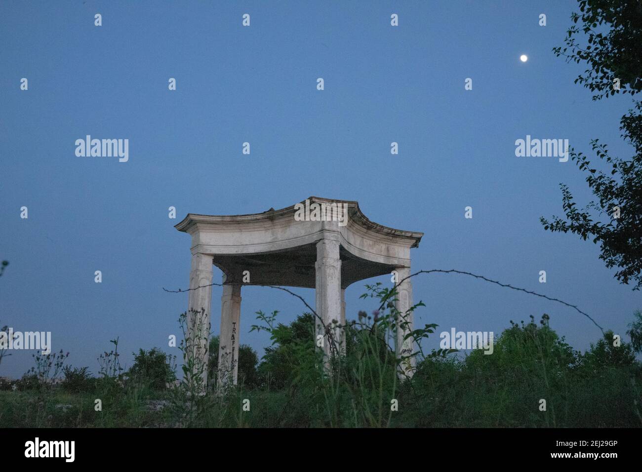 Ein eigenständiger Pavillon auf der Insel des künstlichen Mill Lake als Teil des Unterhaltungskomplexes in Bukarest, Rumänien Stockfoto