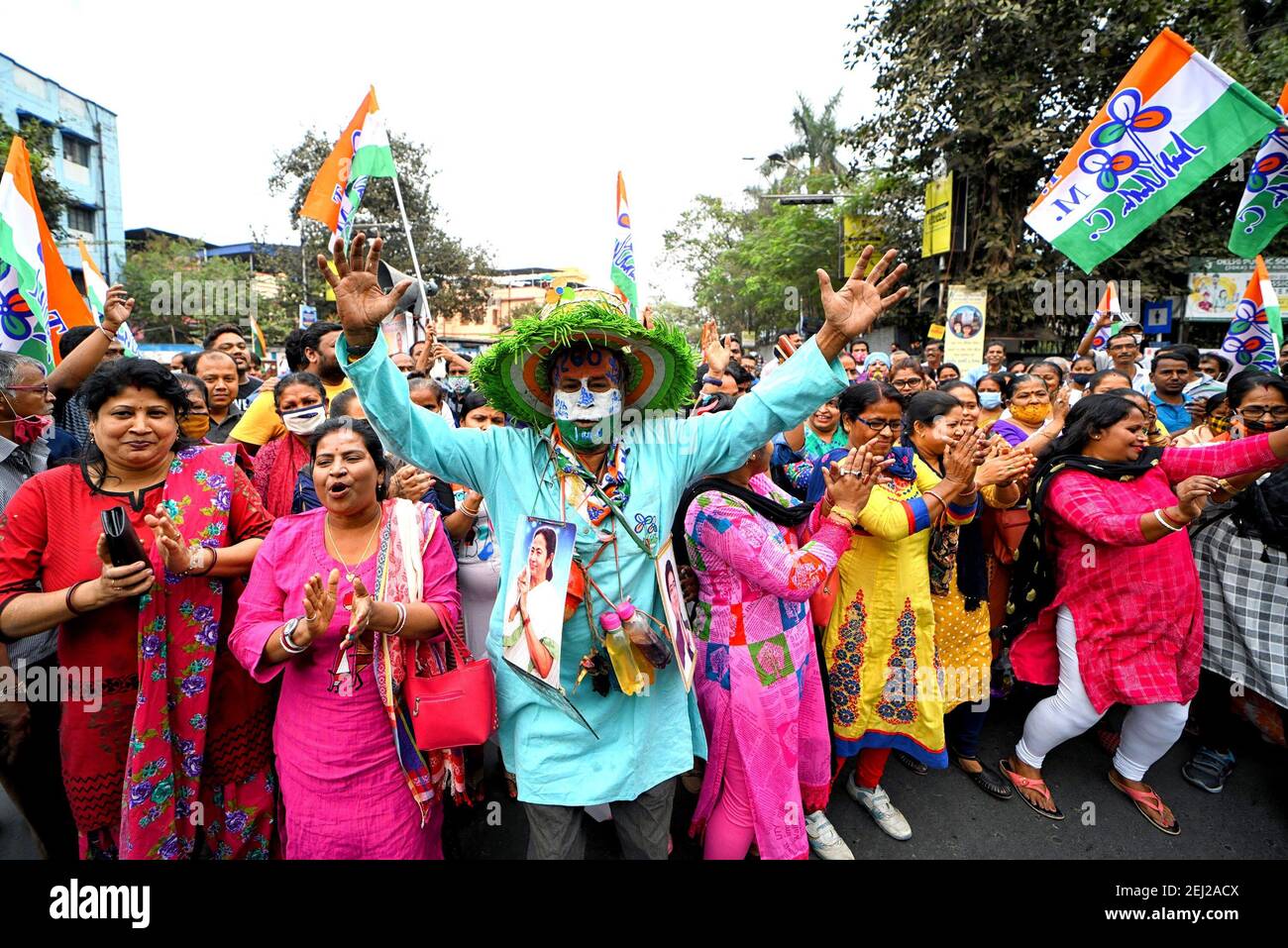 Ein Protestor, der Slogans singt, während er während der Demonstration in der Menge gestikelt wird.All India Trinamool Congress protestiert gegen die regelmäßige Preiserhöhung für Benzin & Diesel vor einer indischen Ölpumpe. Stockfoto