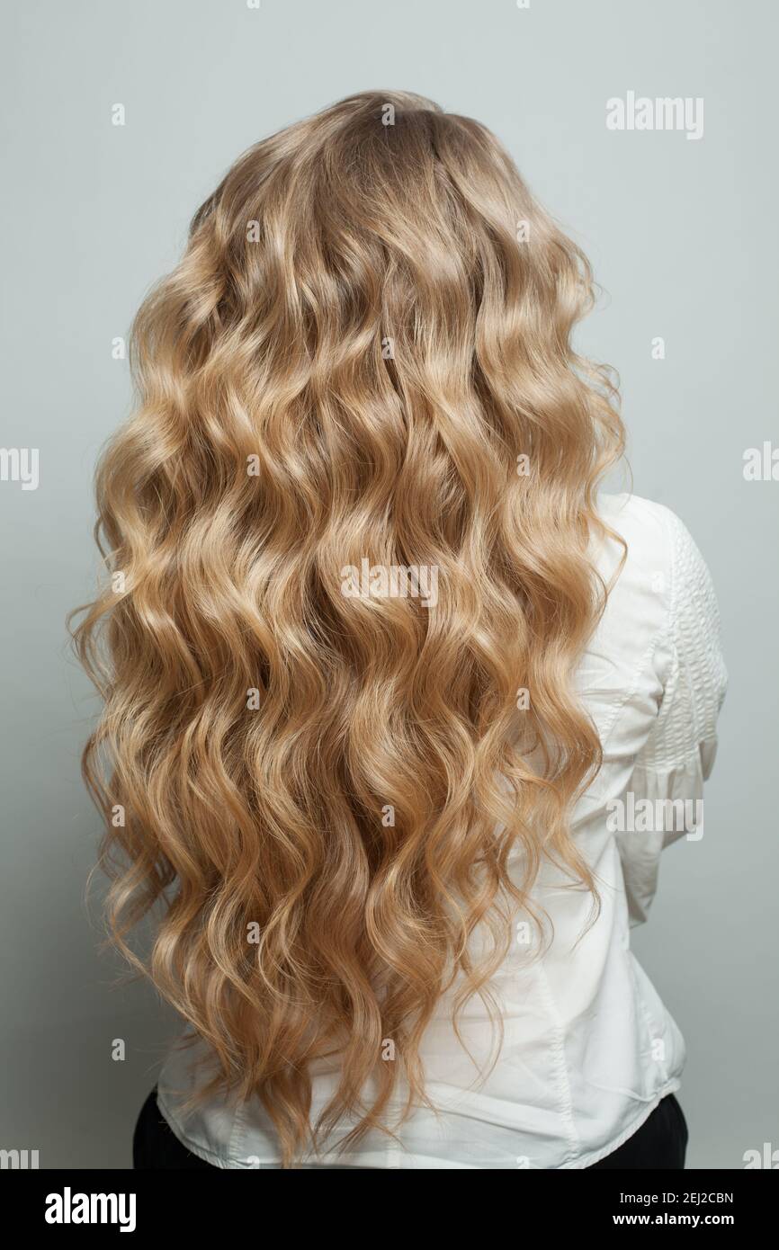 Blonde lockige Haare. Frauenkopf mit langen gesunden welligen Frisur  Stockfotografie - Alamy