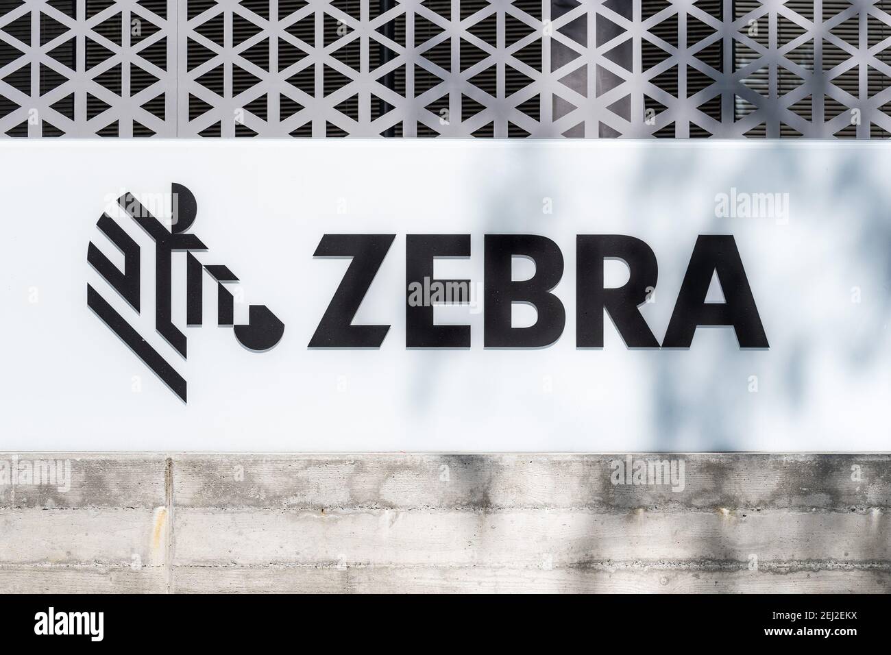 Sep 18, 2020 San Jose / CA / USA - Zebra Technologies Logo in ihrem Hauptsitz im Silicon Valley; Zebra Technologies Corporation produziert und verkauft Kennzeichnung, Stockfoto