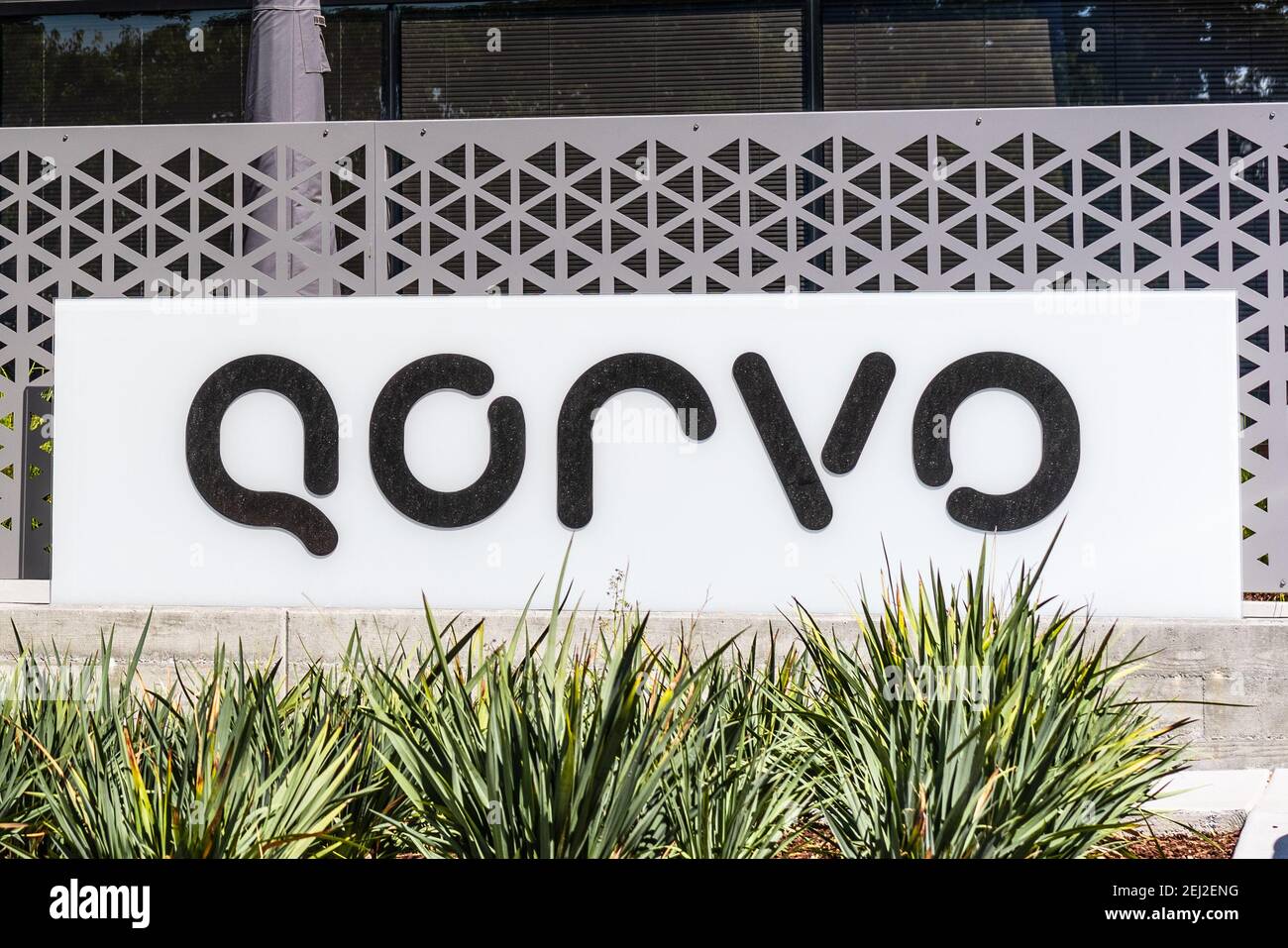 Sep 18, 2020 San Jose / CA / USA - Qorvo Zeichen am Hauptsitz in Silicon Valley; Qorvo Inc produziert analoge und gemischte Signal integrierte circu Stockfoto