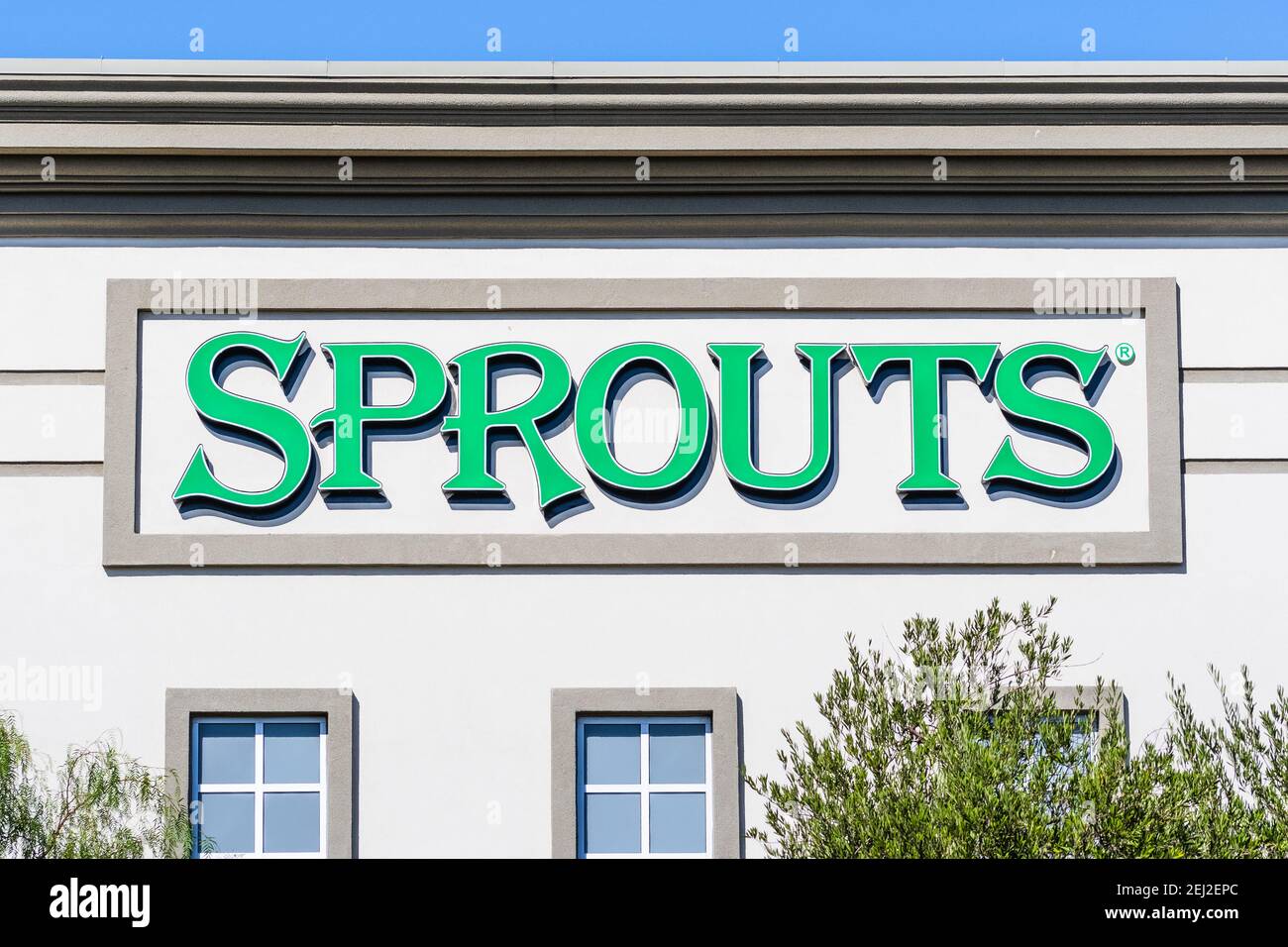 Oct 23, 2020 Brentwood / CA / USA - Sprouts Farmer's Market Supermarkt-Schild an der Fassade eines ihrer Geschäfte in San Francisco b angezeigt Stockfoto