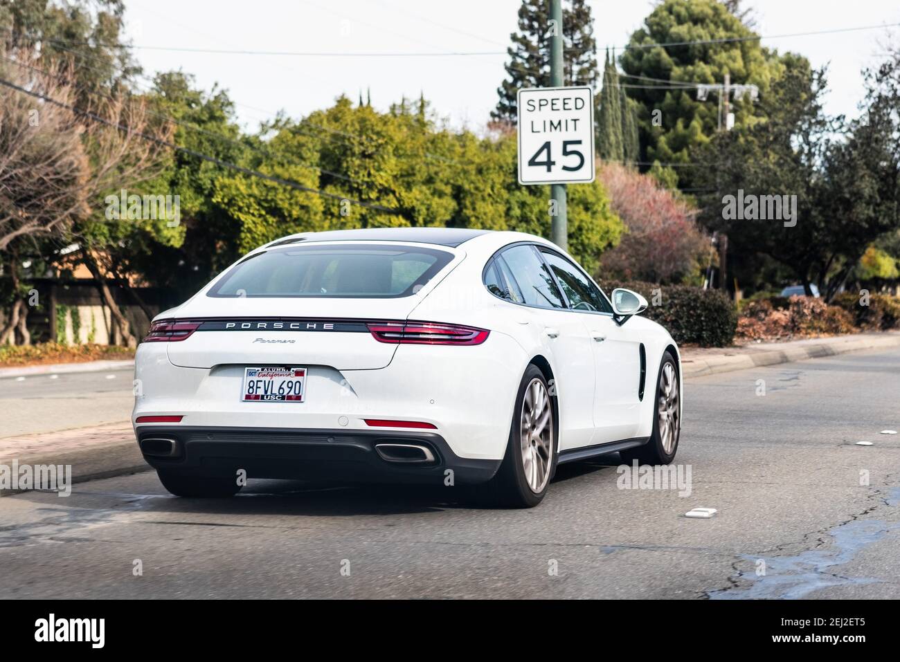 Jan 1, 2021 Concord / CA / USA - Porsche Panamera Fahrzeug fährt auf einer Stadtstraße; der Porsche Panamera ist eine mittelgroße/große Luxusfahrzeug-Manufaktur Stockfoto