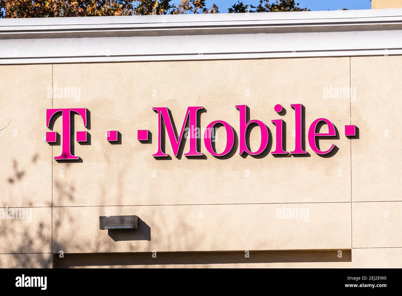 Dez 4, 2020 Antioch / CA / USA - Nahaufnahme von T-Mobile Schild an einem der Geschäfte in San Francisco Bay Area Stockfoto