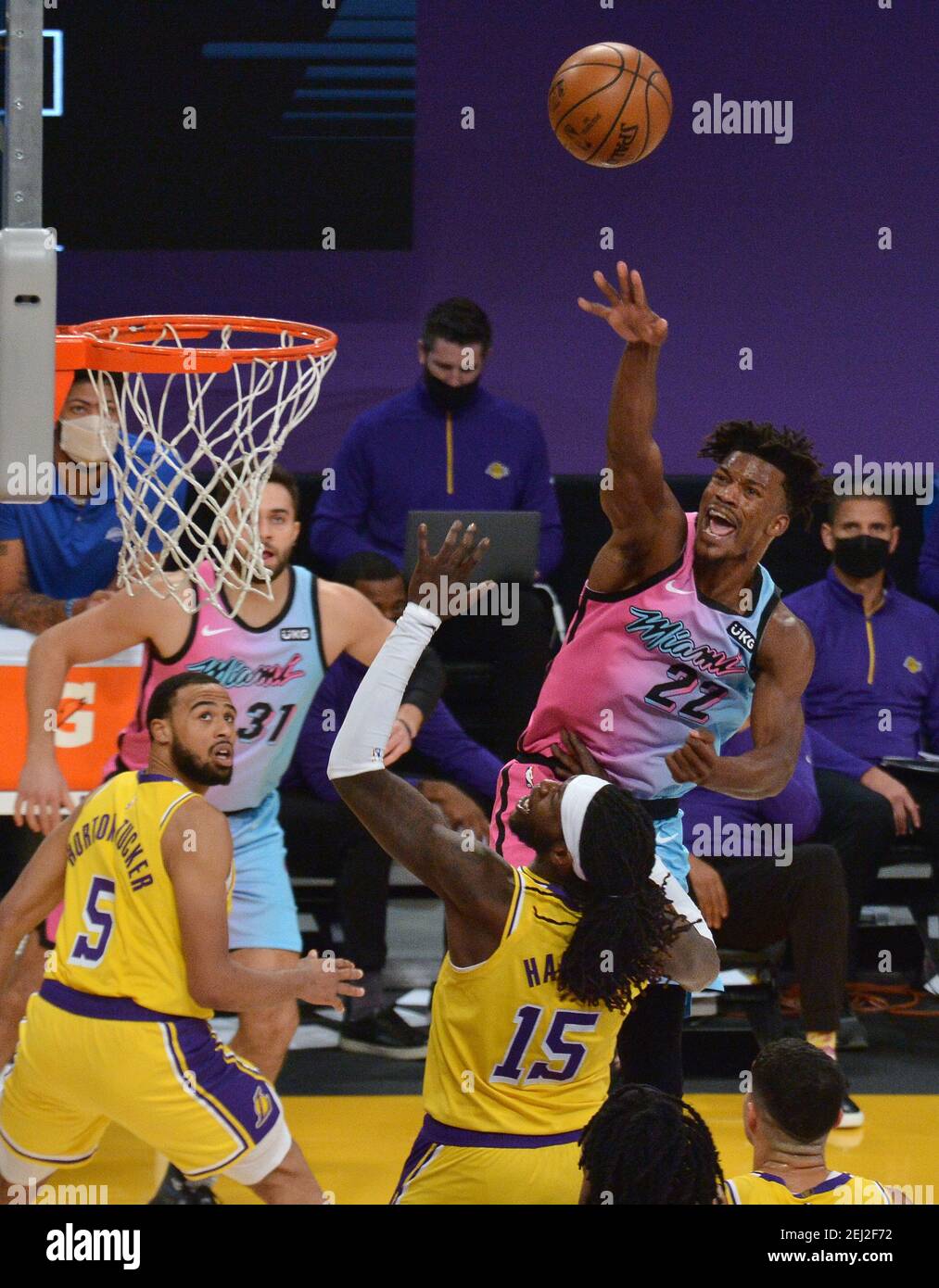 Los Angeles, Usa. Februar 2021, 20th. Miami Heat Guard Jimmy Butler punktet in der zweiten Hälfte im Staples Center in Los Angeles am Samstag, den 20. Februar 2021 über Los Angeles Lakers' Center Montreal Harrell. Die Hitze besiegte die Lakers 96-94. Foto von Jim Ruymen/UPI Kredit: UPI/Alamy Live Nachrichten Stockfoto