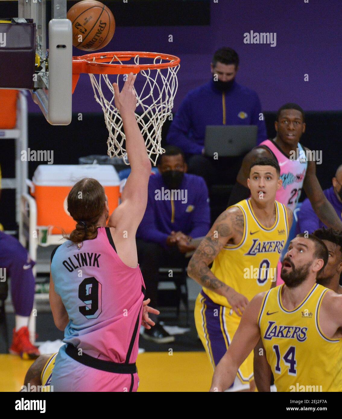 Los Angeles, Usa. Februar 2021, 20th. Miami Heat Center Kelly Olynyk punktet im Los Angeles Lakers' Center Marc Gasol während der zweiten Hälfte im Staples Center in Los Angeles am Samstag, 20. Februar 2021. Die Hitze besiegte die Lakers 96-94. Foto von Jim Ruymen/UPI Kredit: UPI/Alamy Live Nachrichten Stockfoto
