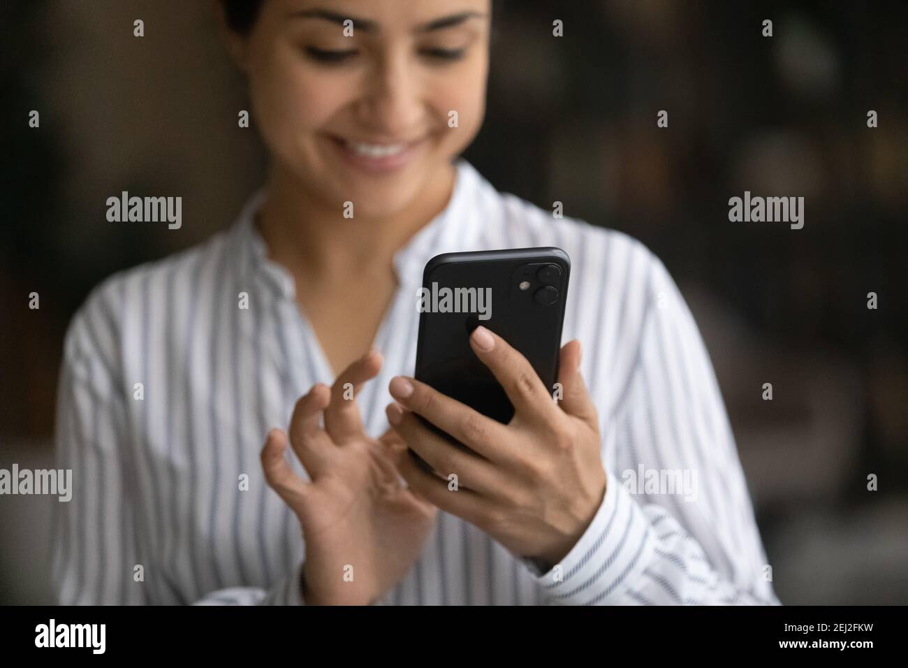 Nahaufnahme von lächelnden ethnischen Nutzung modernen Handy Stockfoto