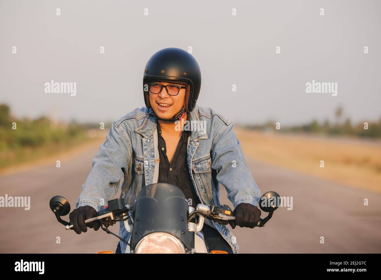 Junger Mann Reiten große Motorrad-Motorrad auf Asphalt hoch Weg gegen, Motorrad-Mann hat Freiheit Stockfoto