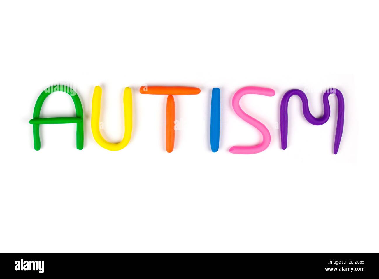 Bunte Buchstaben aus Play-Doh oder anderen Playfoam isoliert auf weißem Hintergrund - Welt Autismus Awareness Day Konzept. Autismus-Spektrum-Störung Stockfoto