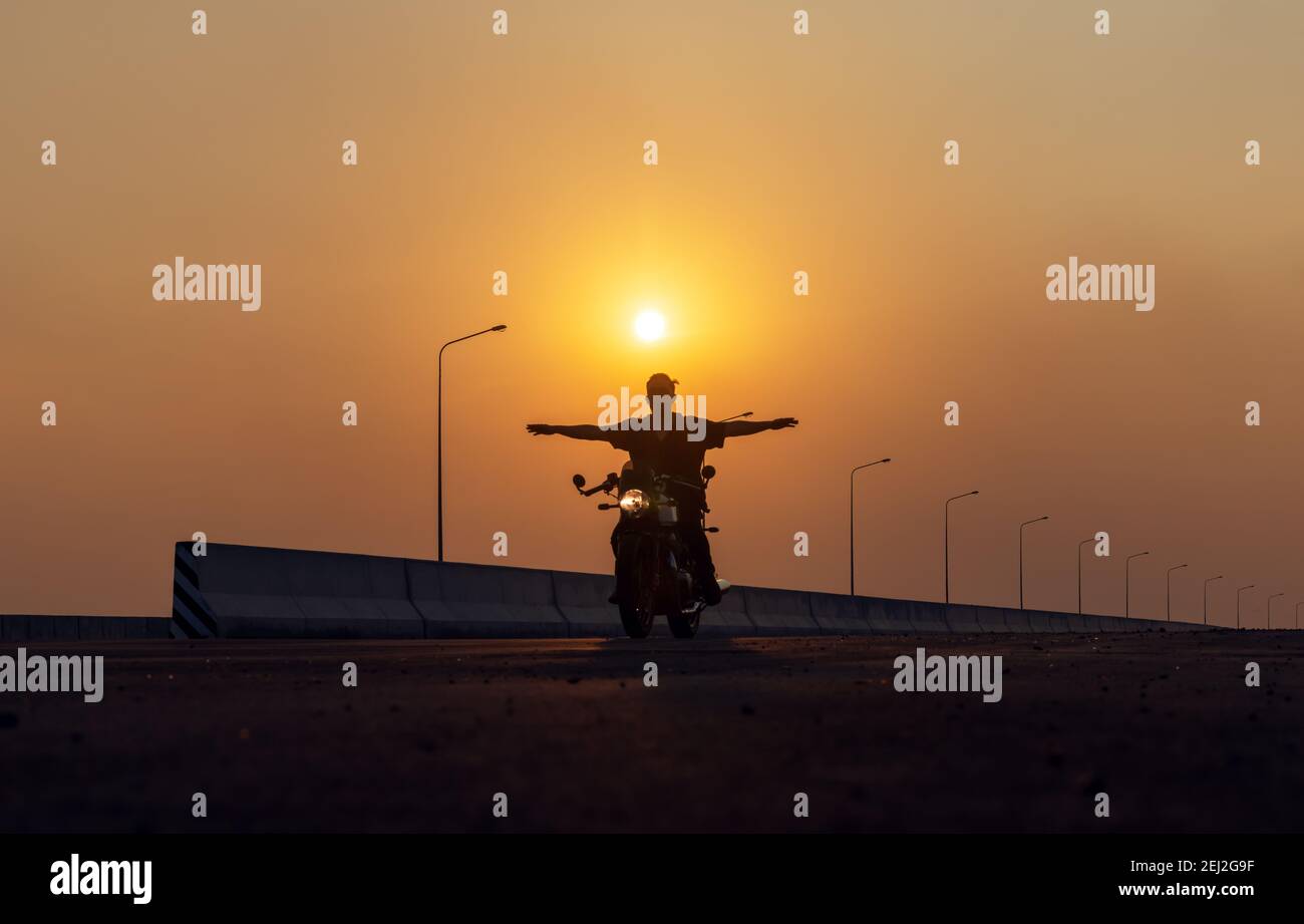 Junger Mann Reiten große Motorrad-Motorrad auf Asphalt hoch Weg gegen, Motorrad-Mann hat Freiheit Stockfoto