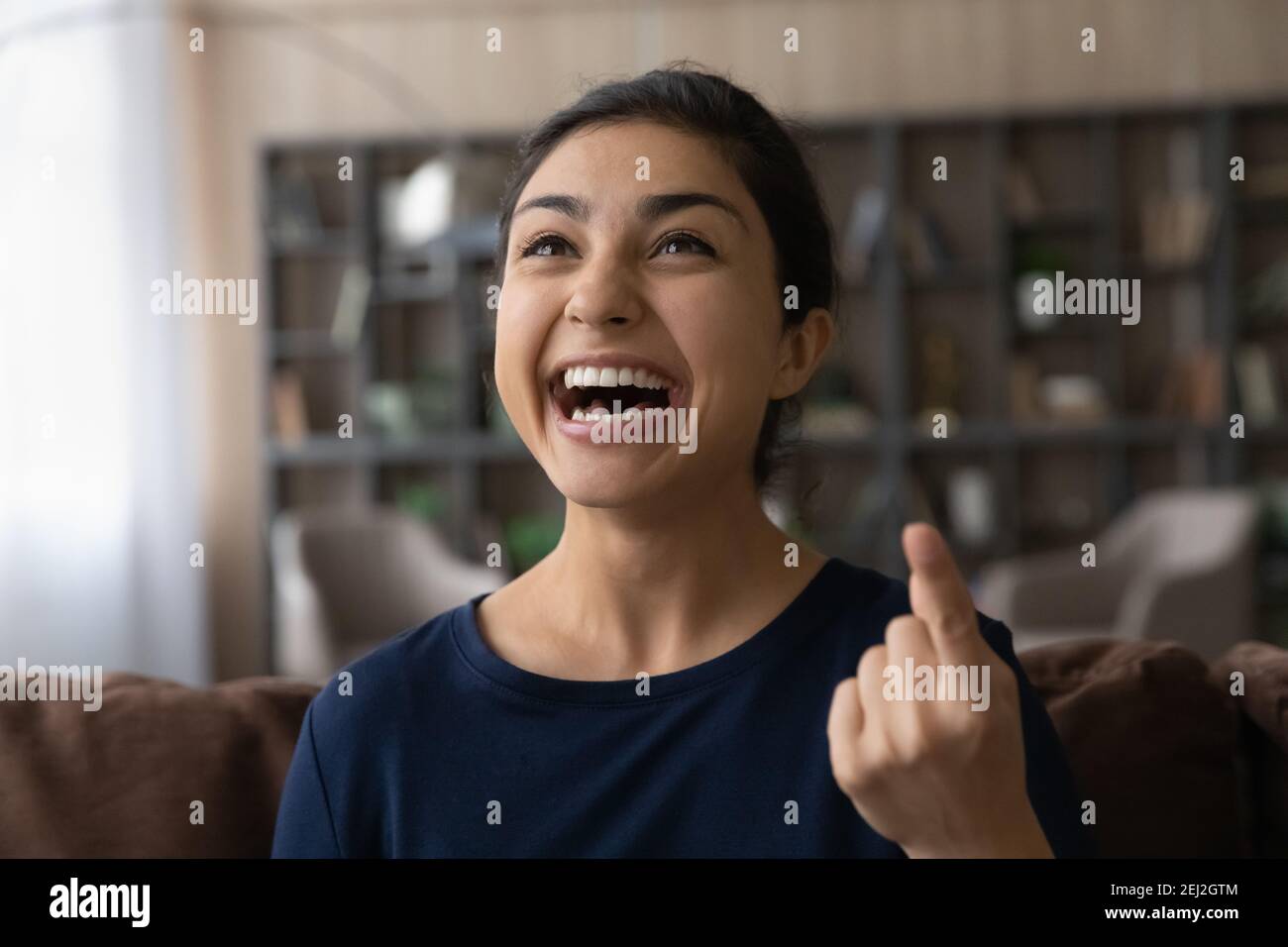 Überglücklich junge indische Frau haben Spaß zu Hause Stockfoto