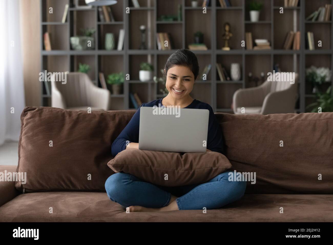 Happy Millennial indische Frau verwenden Laptop zu Hause Stockfoto