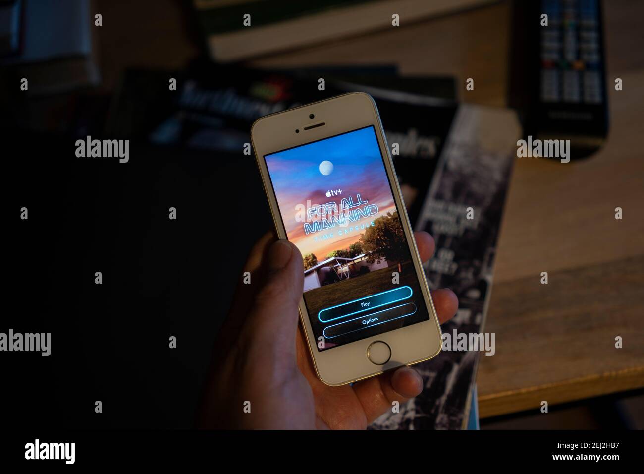 Ein Mann spielt das neue Augmented-Reality-Spiel "for All Mankind: Time Capsule" auf seinem iPhone. Die AR Experience basiert auf dem Apple TV+ Space Drama. Stockfoto