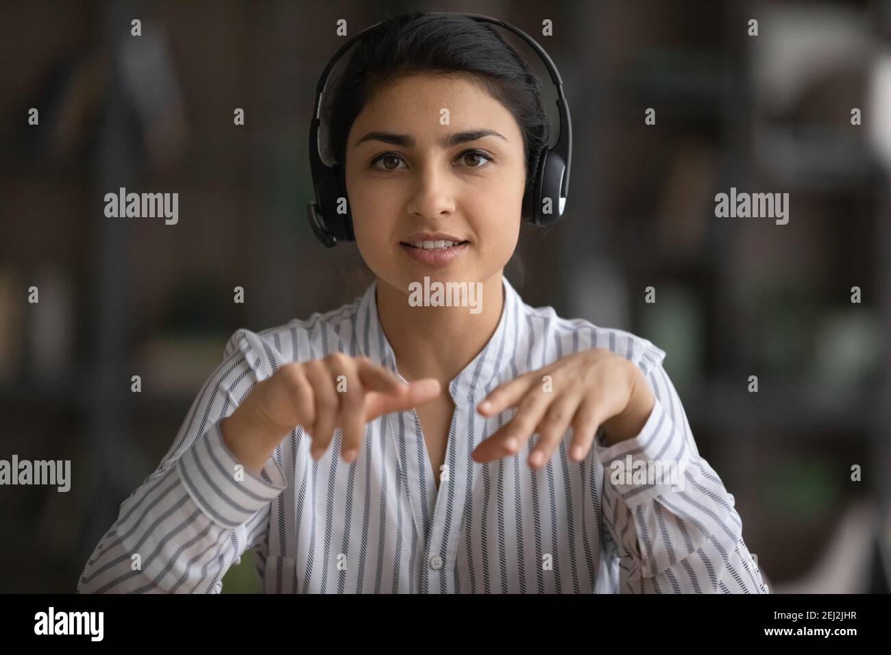 Kopfschuss der jungen indischen Frau haben Webcam-Anruf Stockfoto