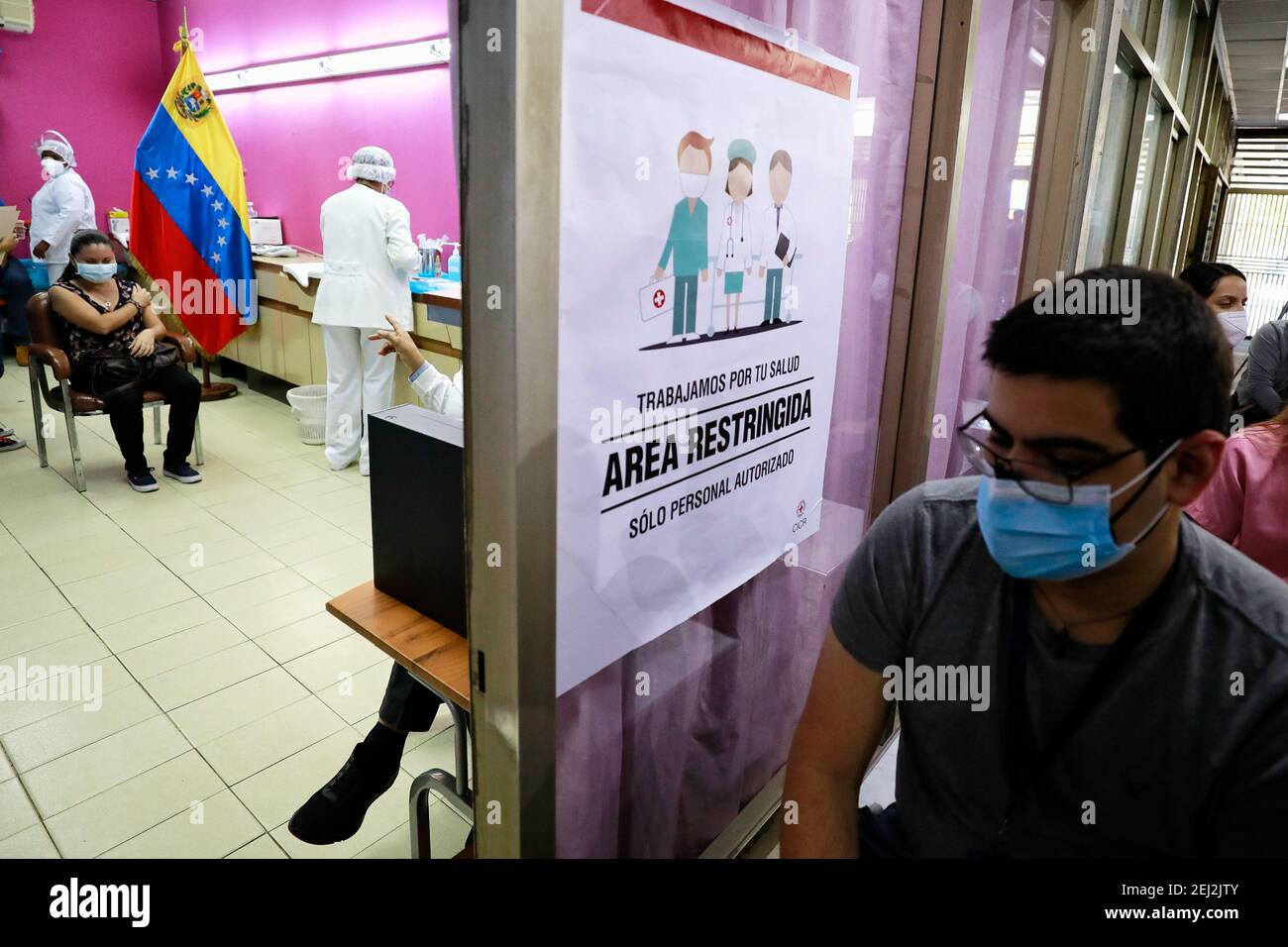 Caracas, Venezuela. Februar 2021, 20th. Die Menschen warten in einem öffentlichen Krankenhaus, um eine Dosis des neuen russischen Impfstoffs Sputnik V Covid-19 zu erhalten. Kredit: Jesus Vargas/dpa/Alamy Live Nachrichten Stockfoto