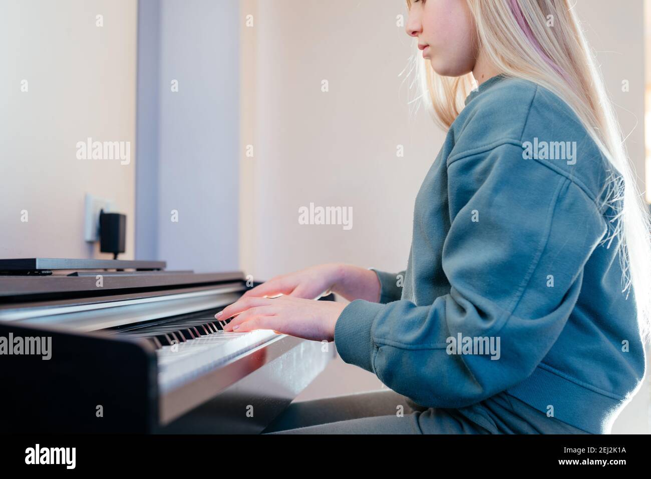 Kleines Mädchen lernen, elektrische Klavier zu spielen Stockfoto