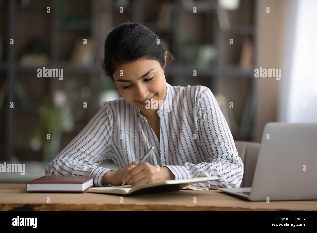 Millennial Indian Frau Studie entfernt auf Computer Stockfoto