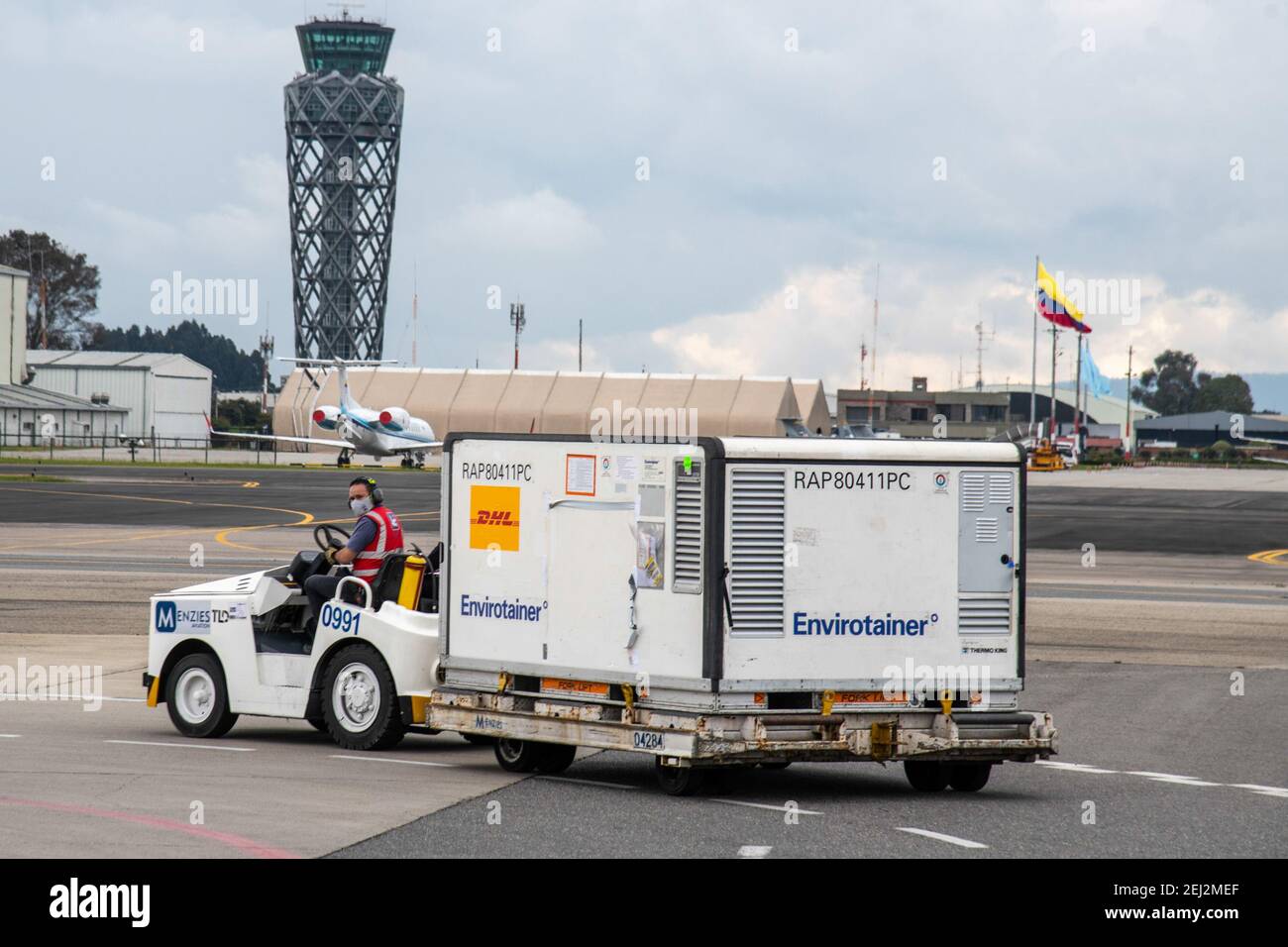 (210221) -- BOGOTA, 21. Februar 2021 (Xinhua) -- EIN Mitarbeiter übergibt einen Frachtcontainer mit COVID-19-Impfstoffen des chinesischen Unternehmens Sinovac auf den El Dorado International Airport in Bogota, Kolumbien, 20. Februar 2021. Der kolumbianische Präsident Ivan Duque begrüßte am Samstag die Ankunft der ersten Impfstoffserie des chinesischen Pharmaunternehmens Sinovac, die im gesamten Staatsgebiet "eingesetzt" werden wird. (Kolumbianisches Präsidentenamt/Handout über Xinhua) Stockfoto