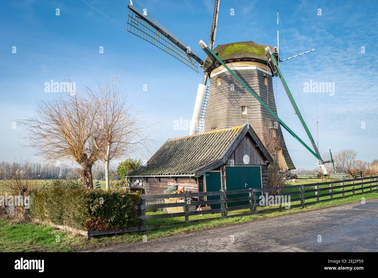 Traditionelle holländische Windmühle mit alter Scheune Stockfoto