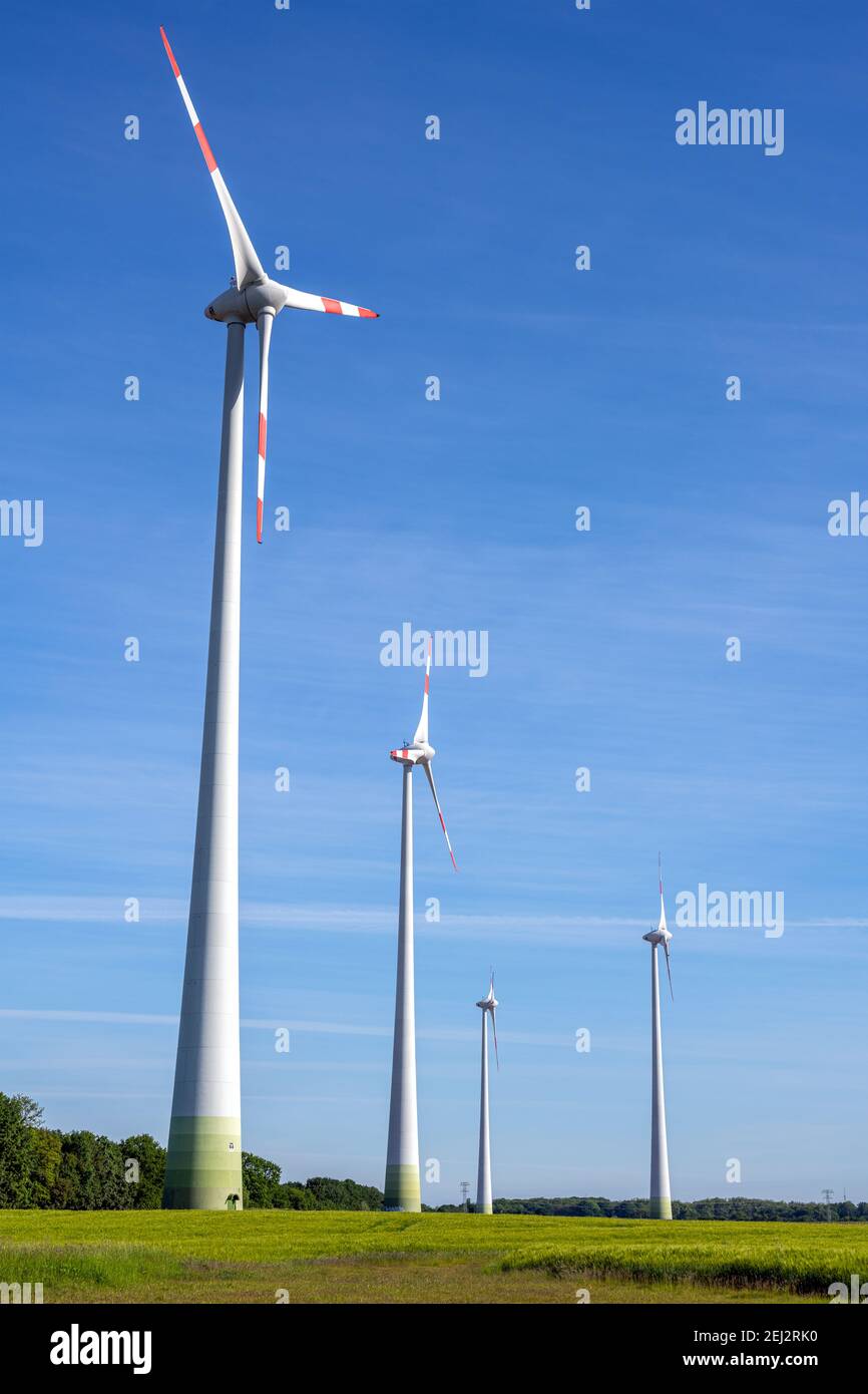 Windkraftanlagen an einem sonnigen Tag in Deutschland Stockfoto