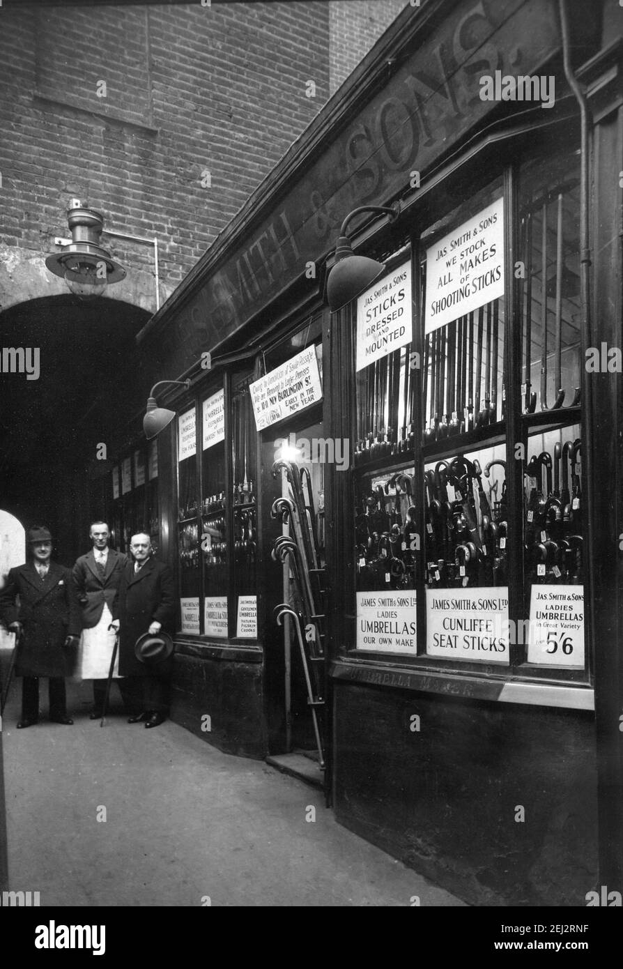 Eines der Geschäfte von James Smith II in Saville Place in 1857 ,James Smith & Sons ,London ,Großbritannien Stockfoto