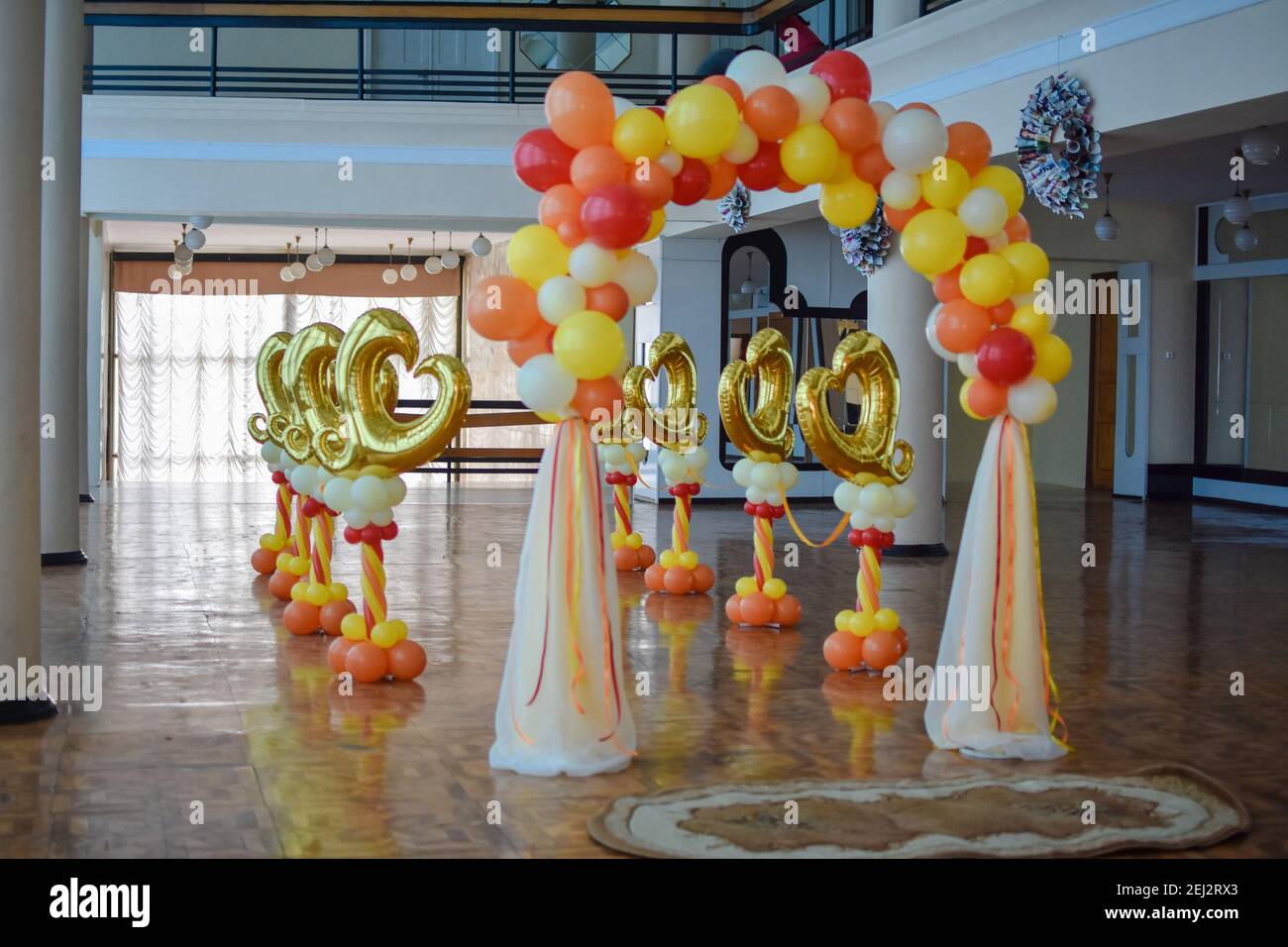 Ein Bogen von bunten Luftballons. Dekor von Luftballons. Ort der Hochzeitszeremonie. Stockfoto
